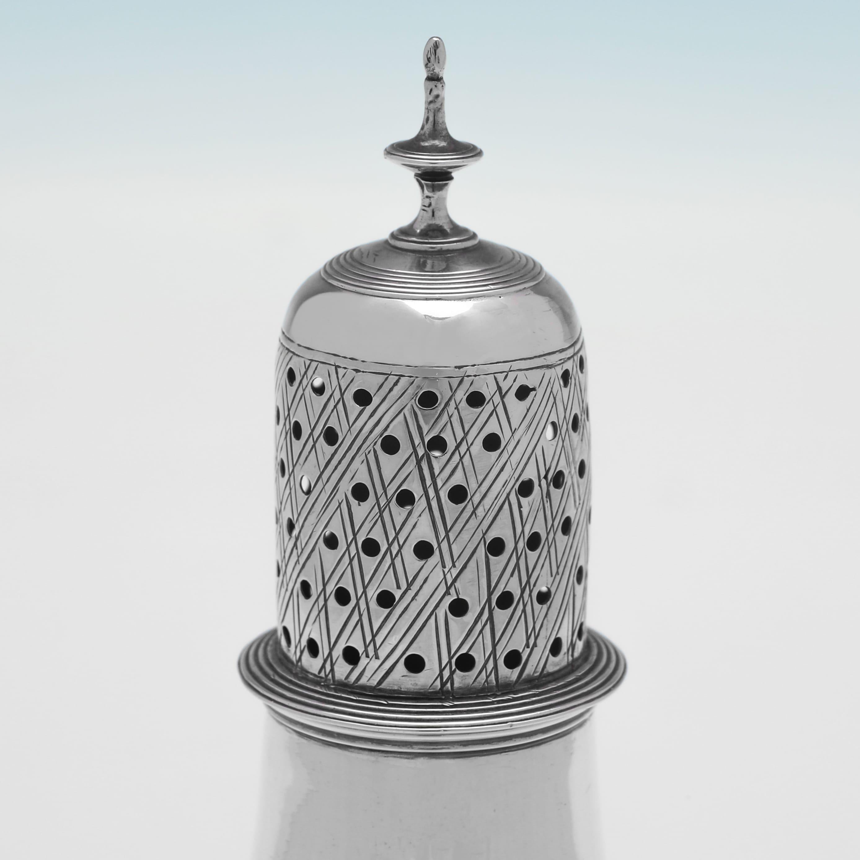 Paire de poivrières néoclassiques d'époque George III en argent sterling - Londres 1792 Bon état - En vente à London, London