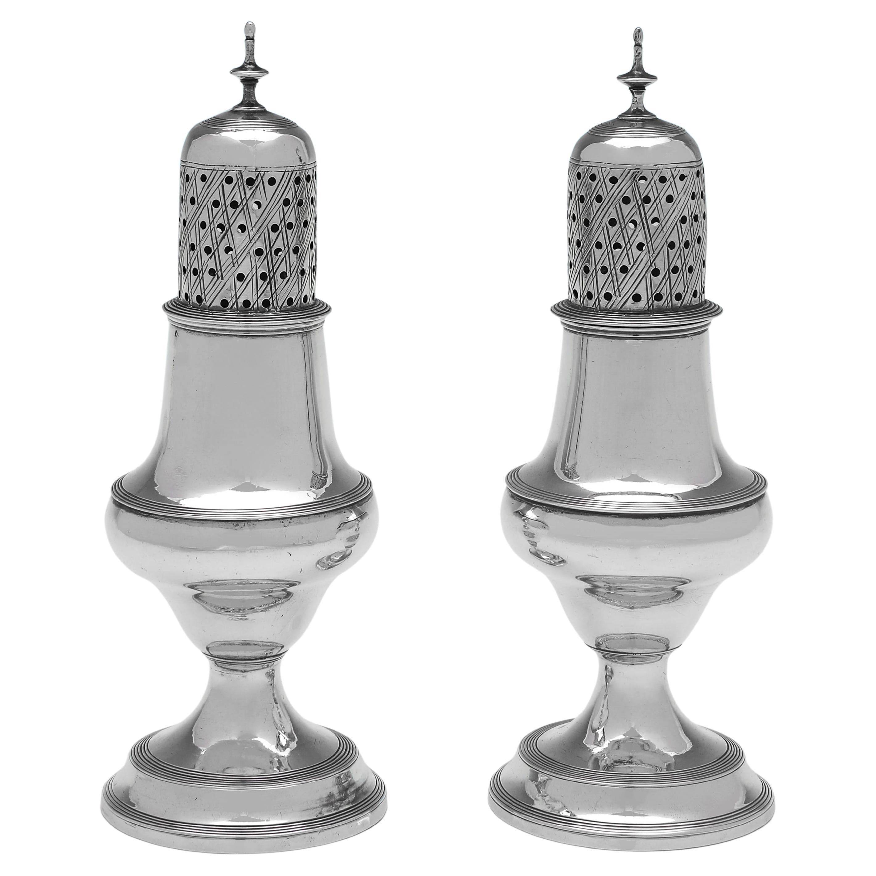 Coppia neoclassica di pepiere in argento sterling del periodo di Giorgio III - Londra 1792