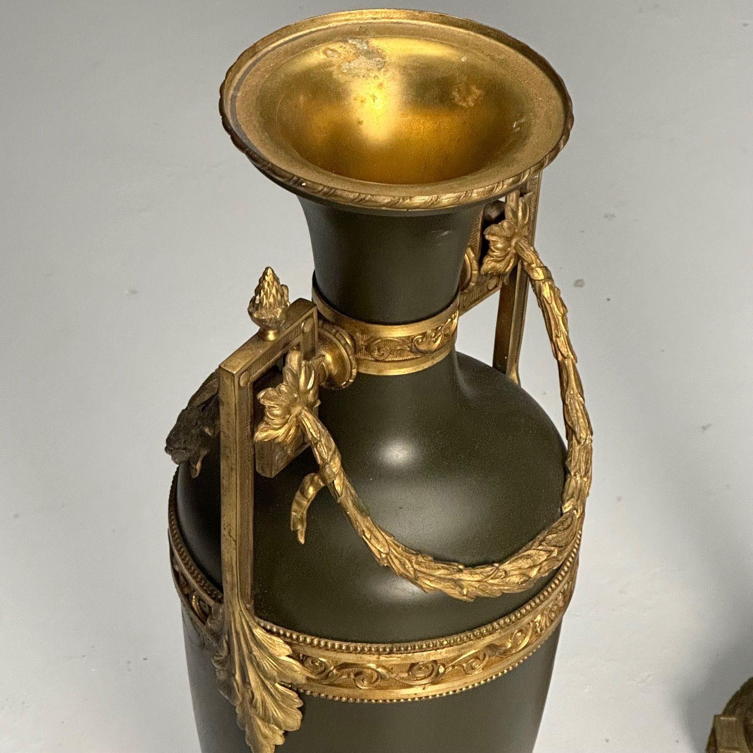 Neoclásico, Pareja de grandes urnas, bronce dorado, metal pintado de verde, años 70 en venta 3