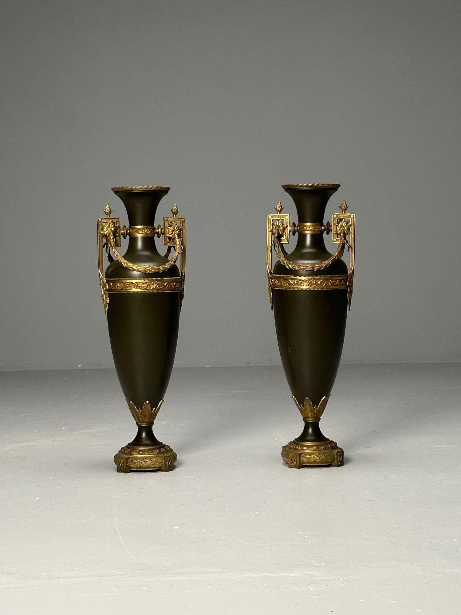 Neoclásico, Pareja de grandes urnas, bronce dorado, metal pintado de verde, años 70 Luis XVI en venta