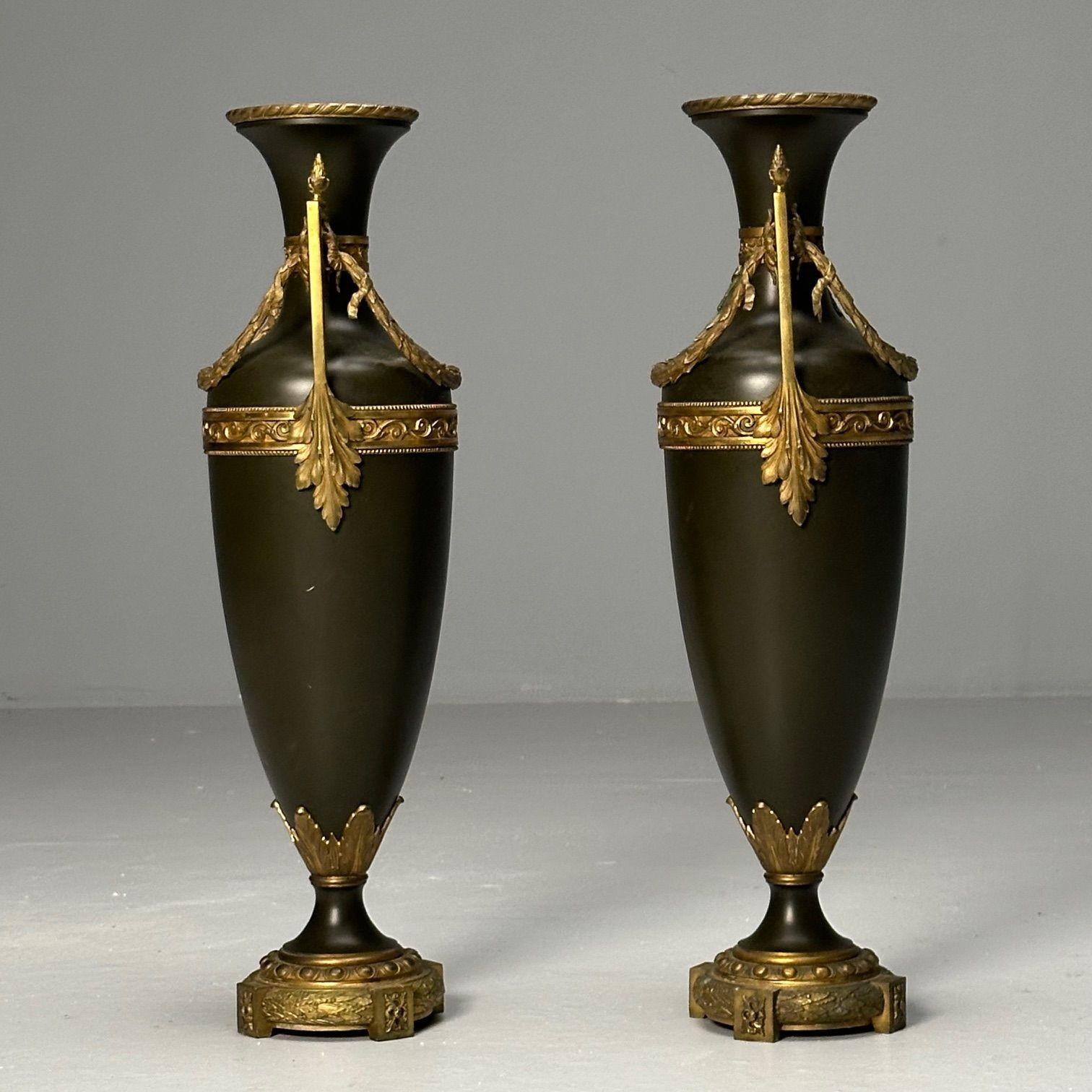 Neoclásico, Pareja de grandes urnas, bronce dorado, metal pintado de verde, años 70 Estadounidense en venta