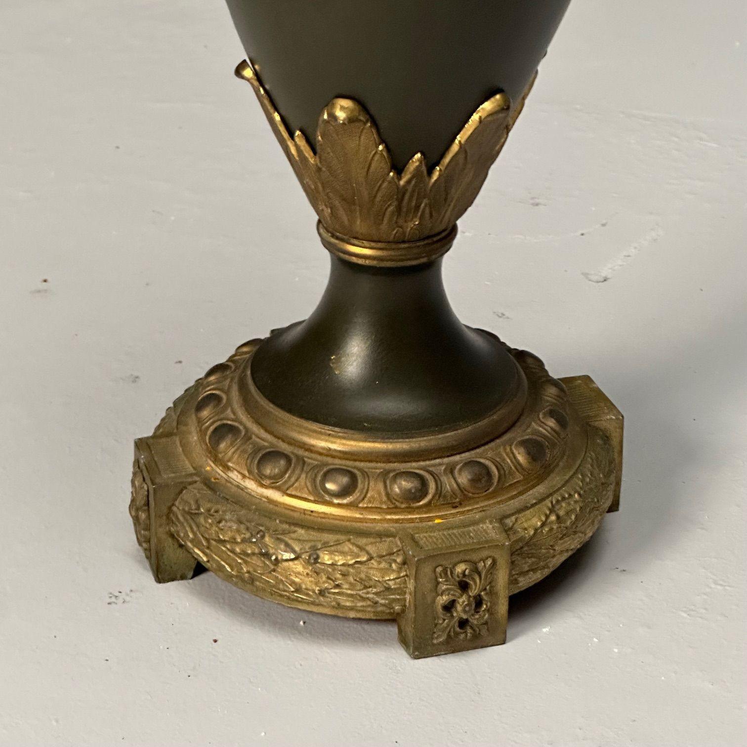 Neoclásico, Pareja de grandes urnas, bronce dorado, metal pintado de verde, años 70 en Bueno estado para la venta en Manhasset, NY