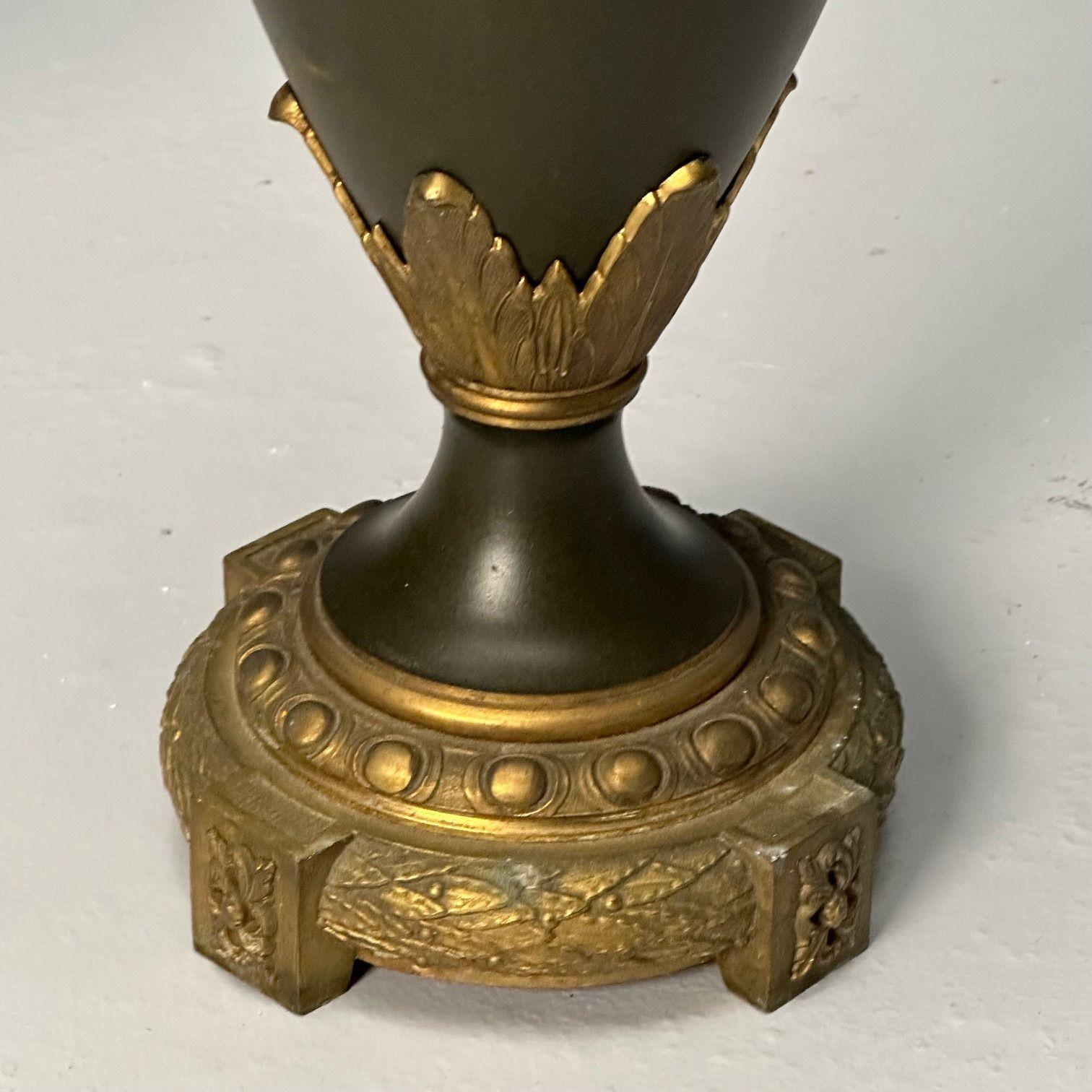 Neoclásico, Pareja de grandes urnas, bronce dorado, metal pintado de verde, años 70 finales del siglo XX en venta