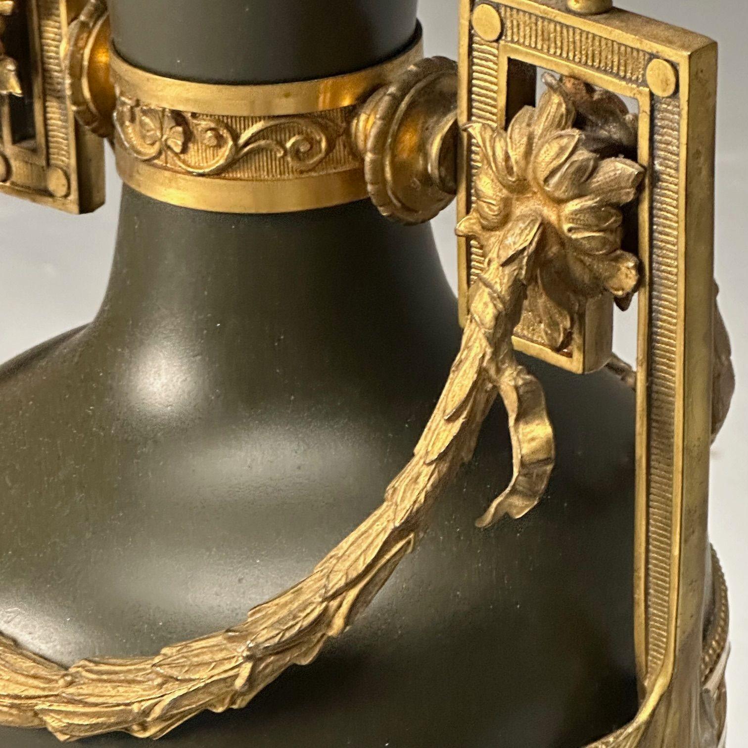 Neoclásico, Pareja de grandes urnas, bronce dorado, metal pintado de verde, años 70 Metal en venta