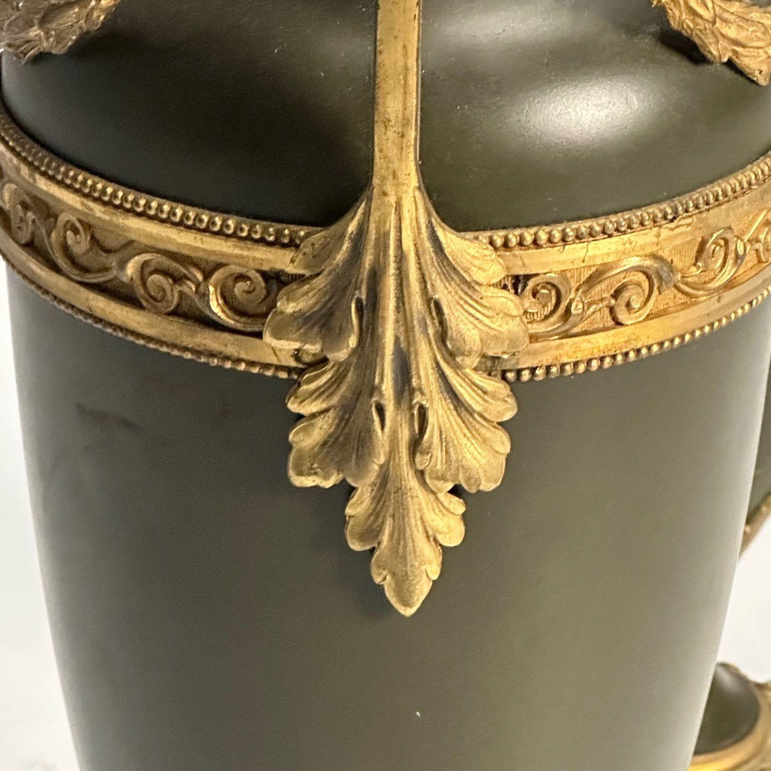 Neoclásico, Pareja de grandes urnas, bronce dorado, metal pintado de verde, años 70 en venta 2