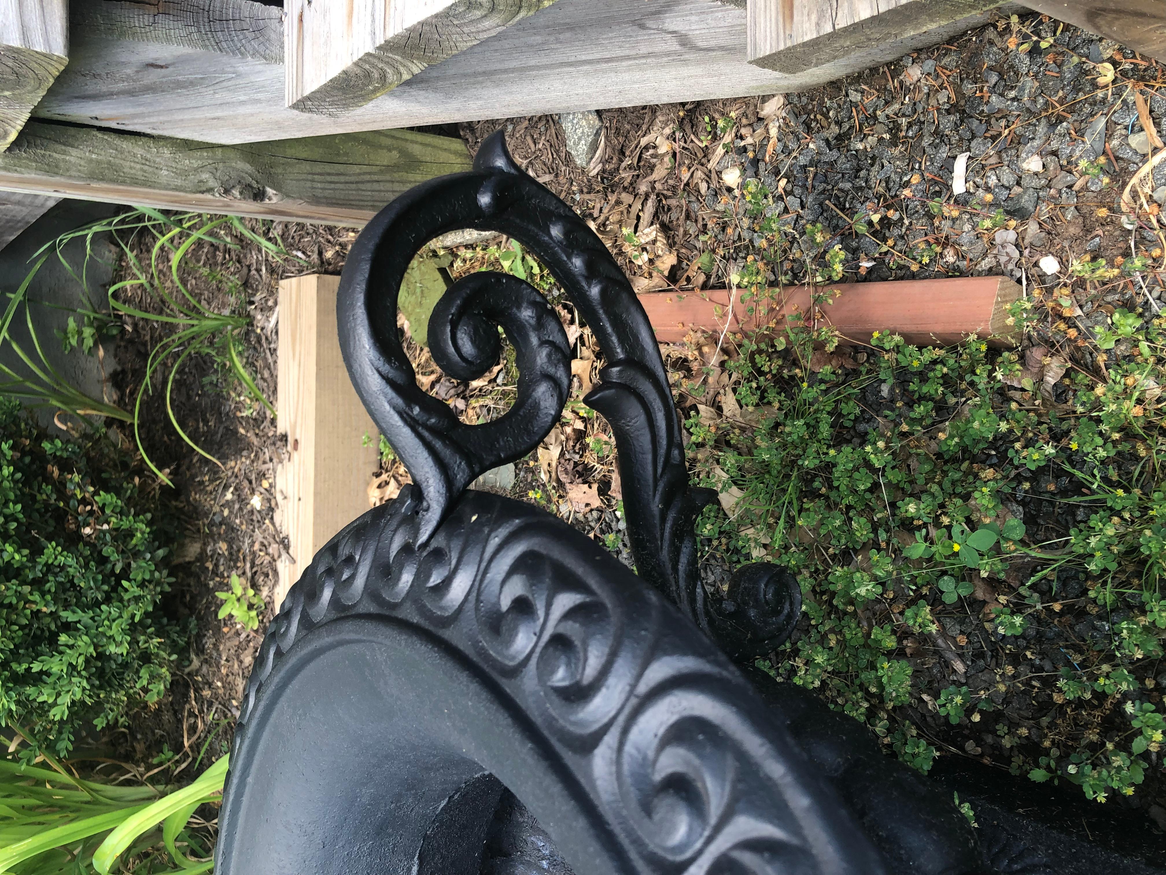 Precioso par de maceteros vintage de hierro fundido con asas elaboradas y forma y decoración neoclásicas.  Sólo pintado de negro.
35 w de asa a asa
24 w borde exterior de la cubeta
la anchura interior es de 14
(Dragert).
