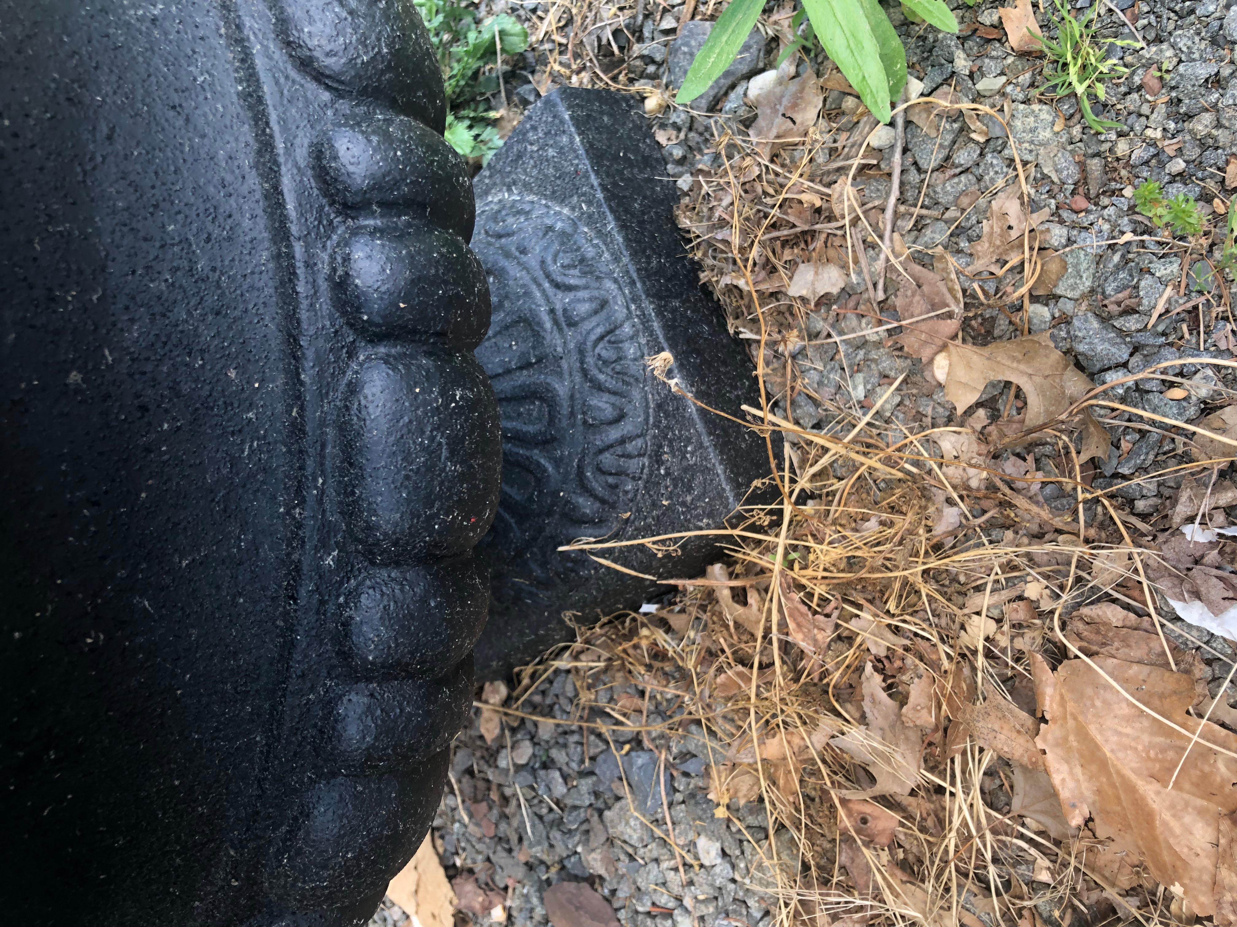Pareja Neoclásica de Jardineras Urnas de Hierro Negro Recién Pintadas con Asas de Fantasía Estadounidense en venta