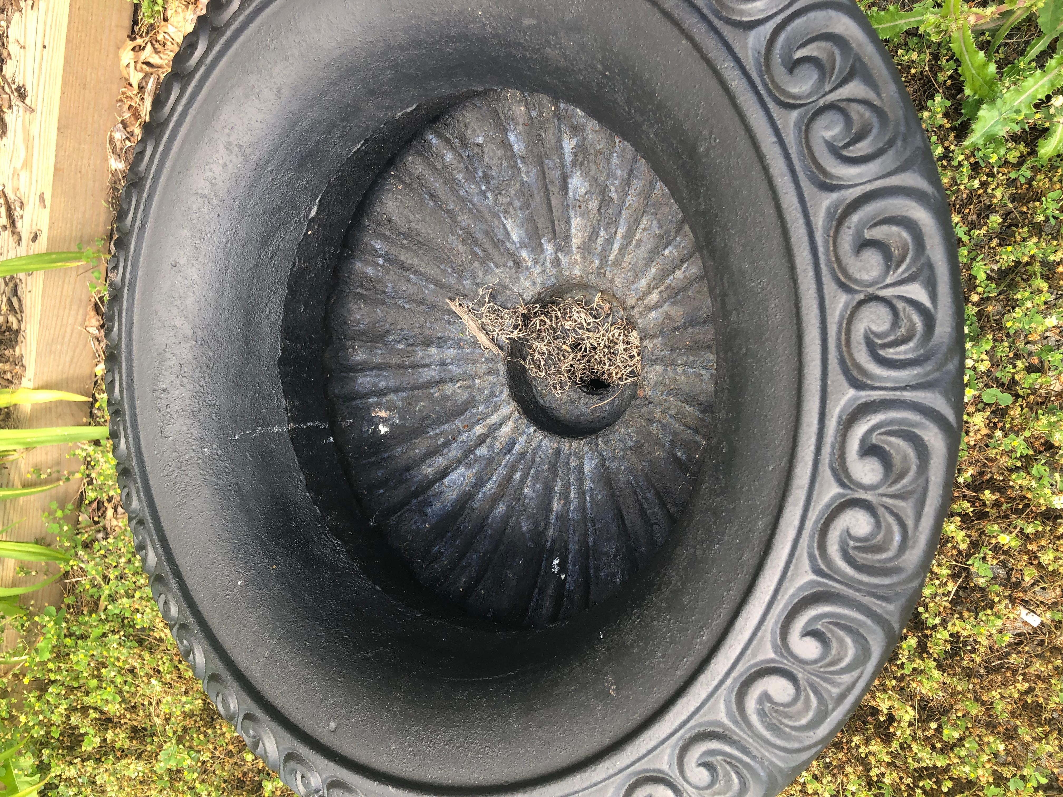 Pareja Neoclásica de Jardineras Urnas de Hierro Negro Recién Pintadas con Asas de Fantasía en Bueno estado para la venta en Hopewell, NJ