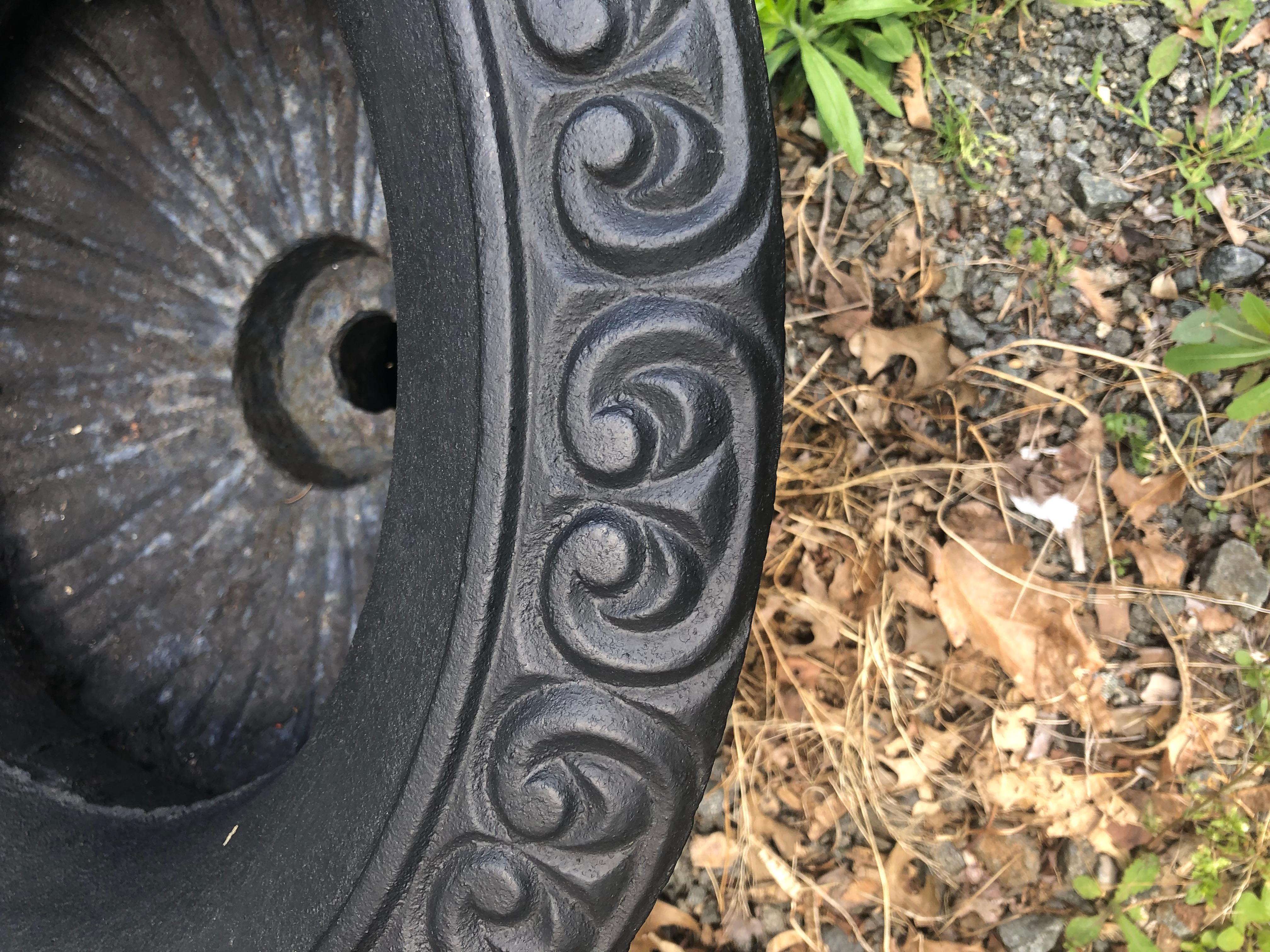 Pareja Neoclásica de Jardineras Urnas de Hierro Negro Recién Pintadas con Asas de Fantasía mediados del siglo XX en venta