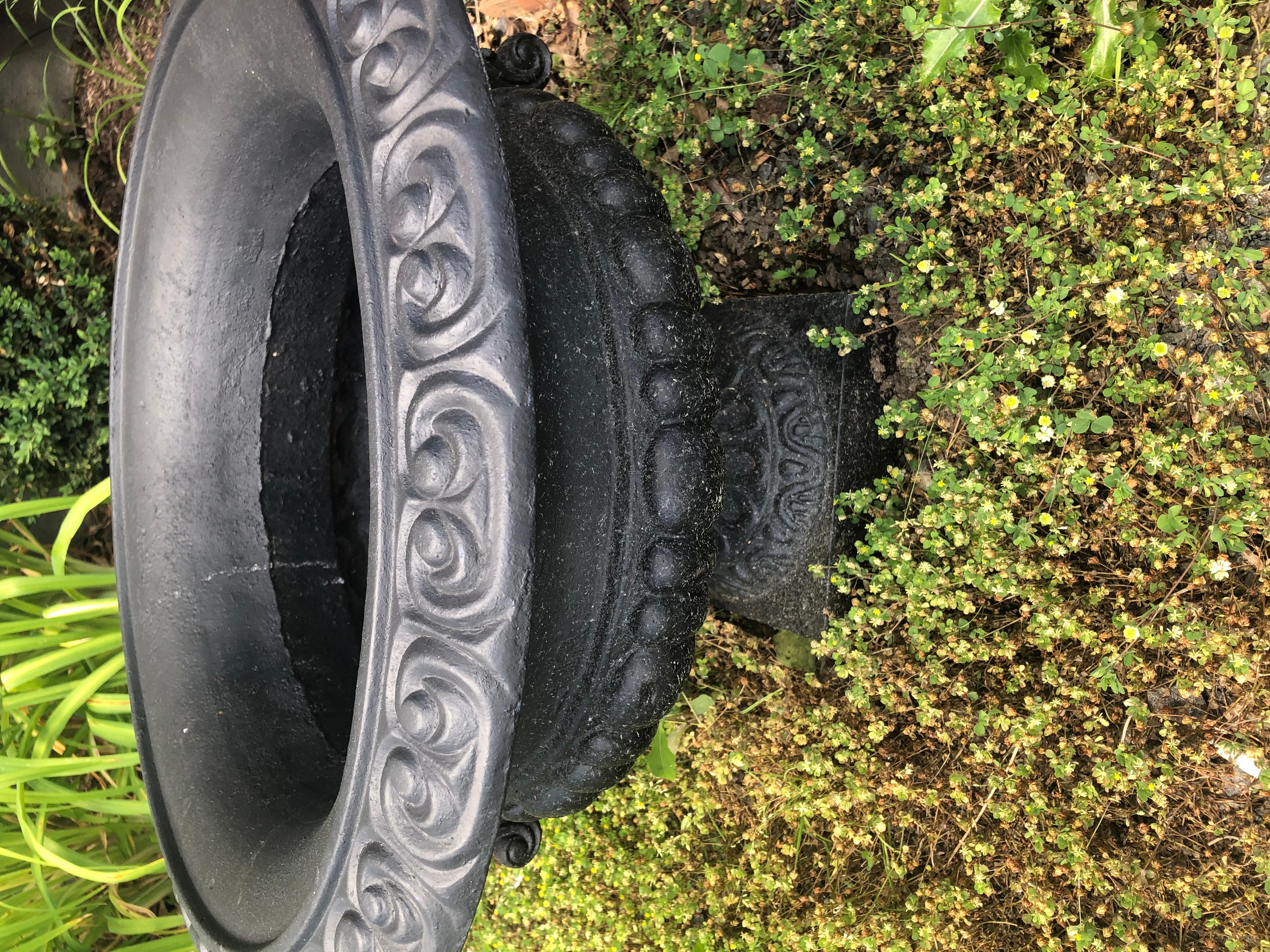 Pareja Neoclásica de Jardineras Urnas de Hierro Negro Recién Pintadas con Asas de Fantasía en venta 1