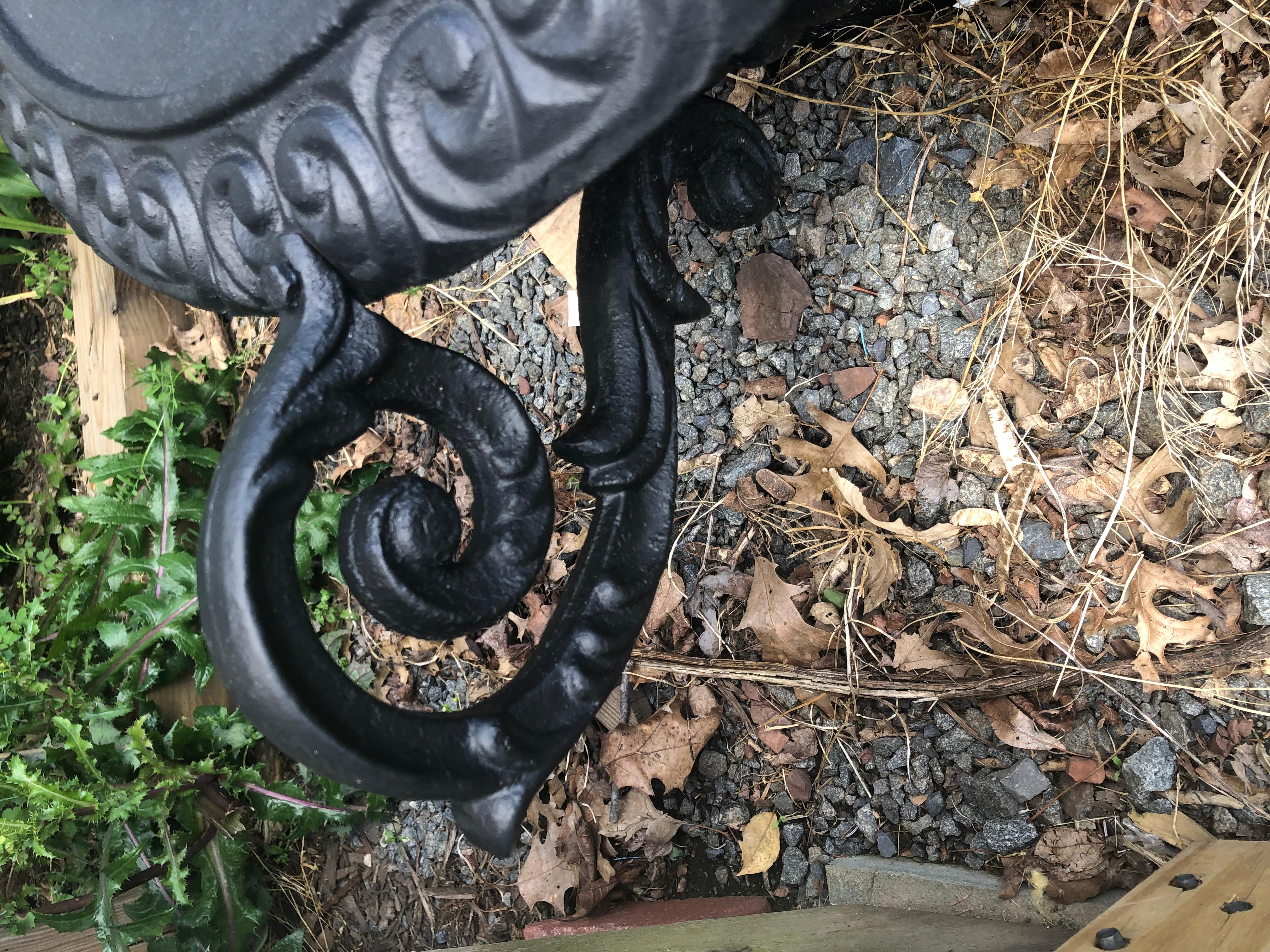 Pareja Neoclásica de Jardineras Urnas de Hierro Negro Recién Pintadas con Asas de Fantasía en venta 2