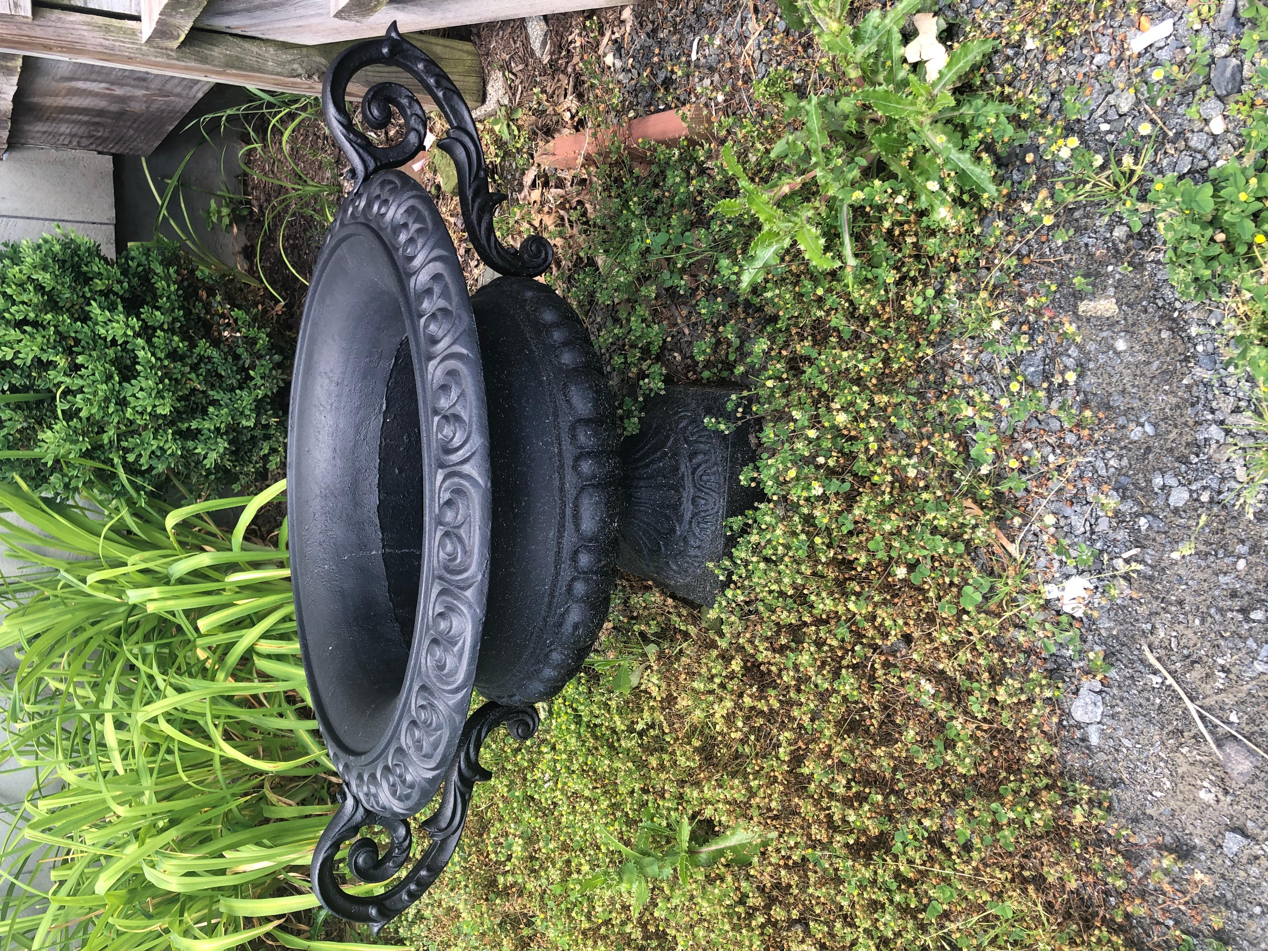 Pareja Neoclásica de Jardineras Urnas de Hierro Negro Recién Pintadas con Asas de Fantasía en venta 3