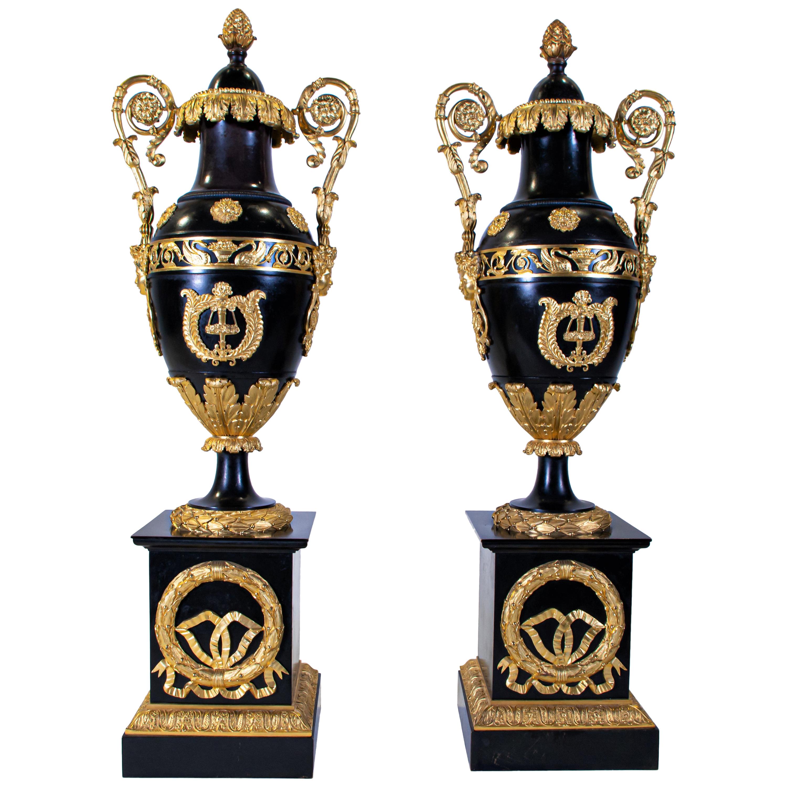 Paar neoklassizistische Urnen aus patinierter und vergoldeter Bronze mit Empire-Deckel, Neoklassizismus im Angebot