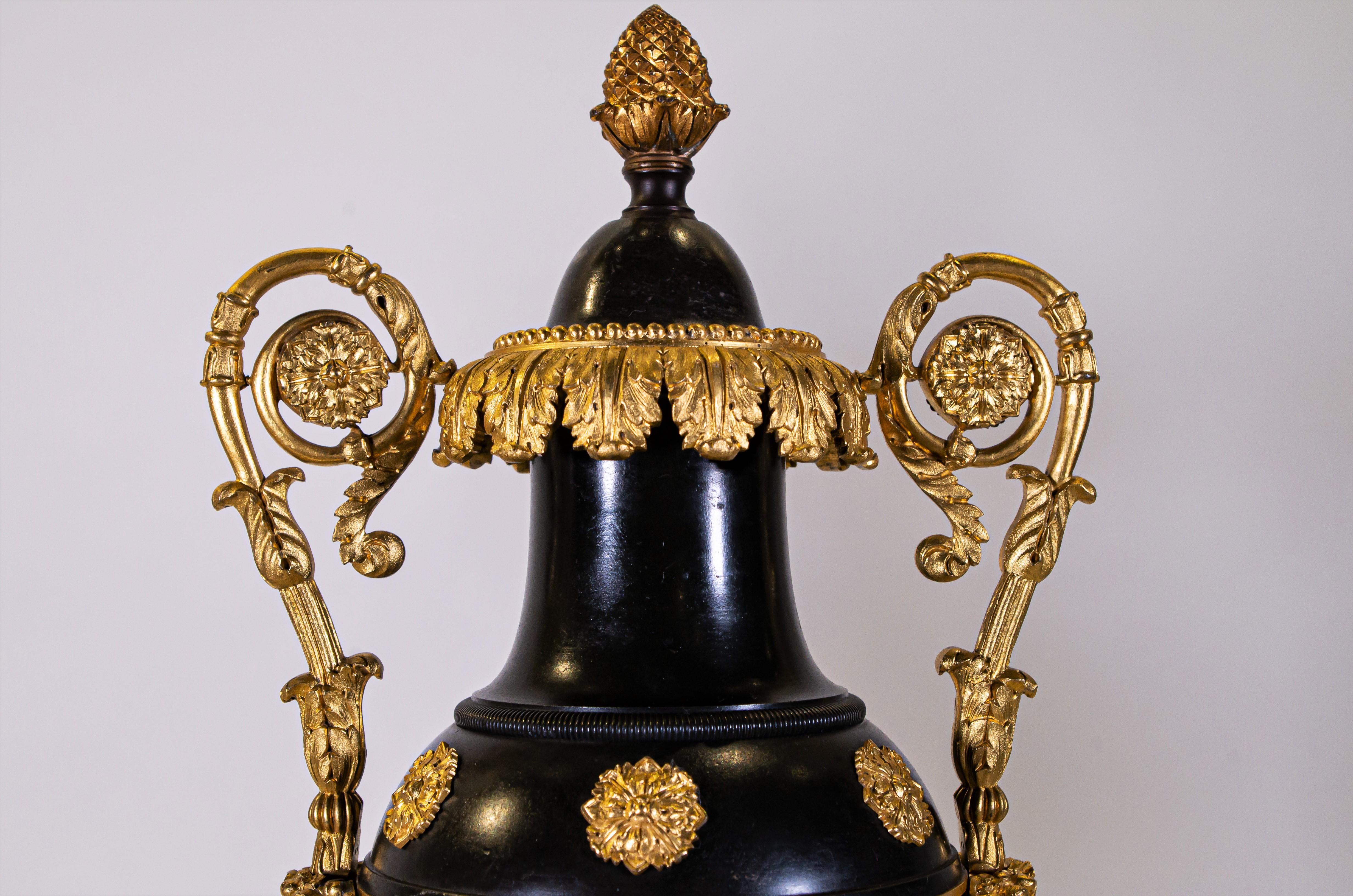 Early 19th Century Neoclassical Pair of Patinated and Dore Bronze Empire Covered Urns For Sale