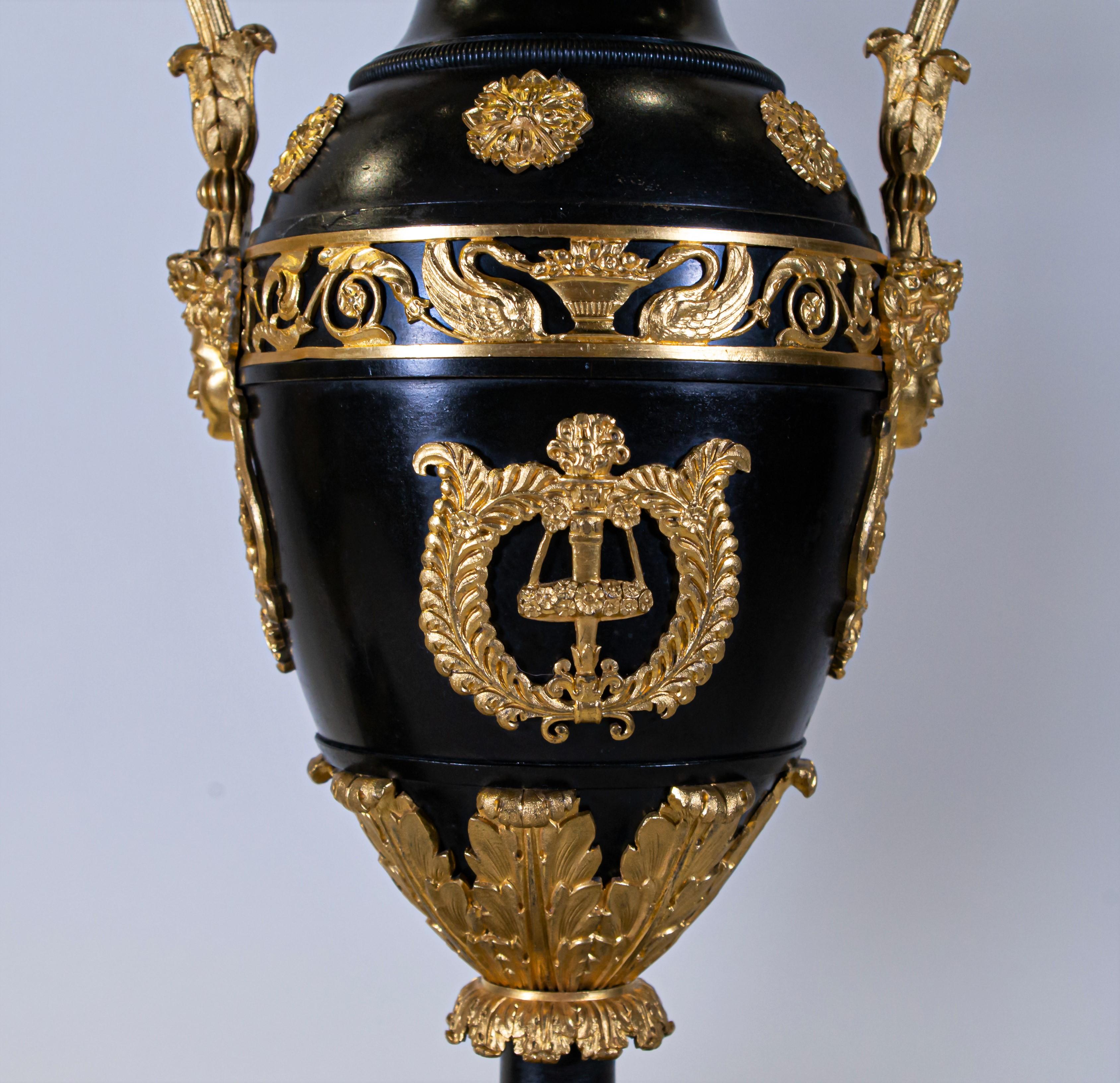 Paar neoklassizistische Urnen aus patinierter und vergoldeter Bronze mit Empire-Deckel, Neoklassizismus im Angebot 1