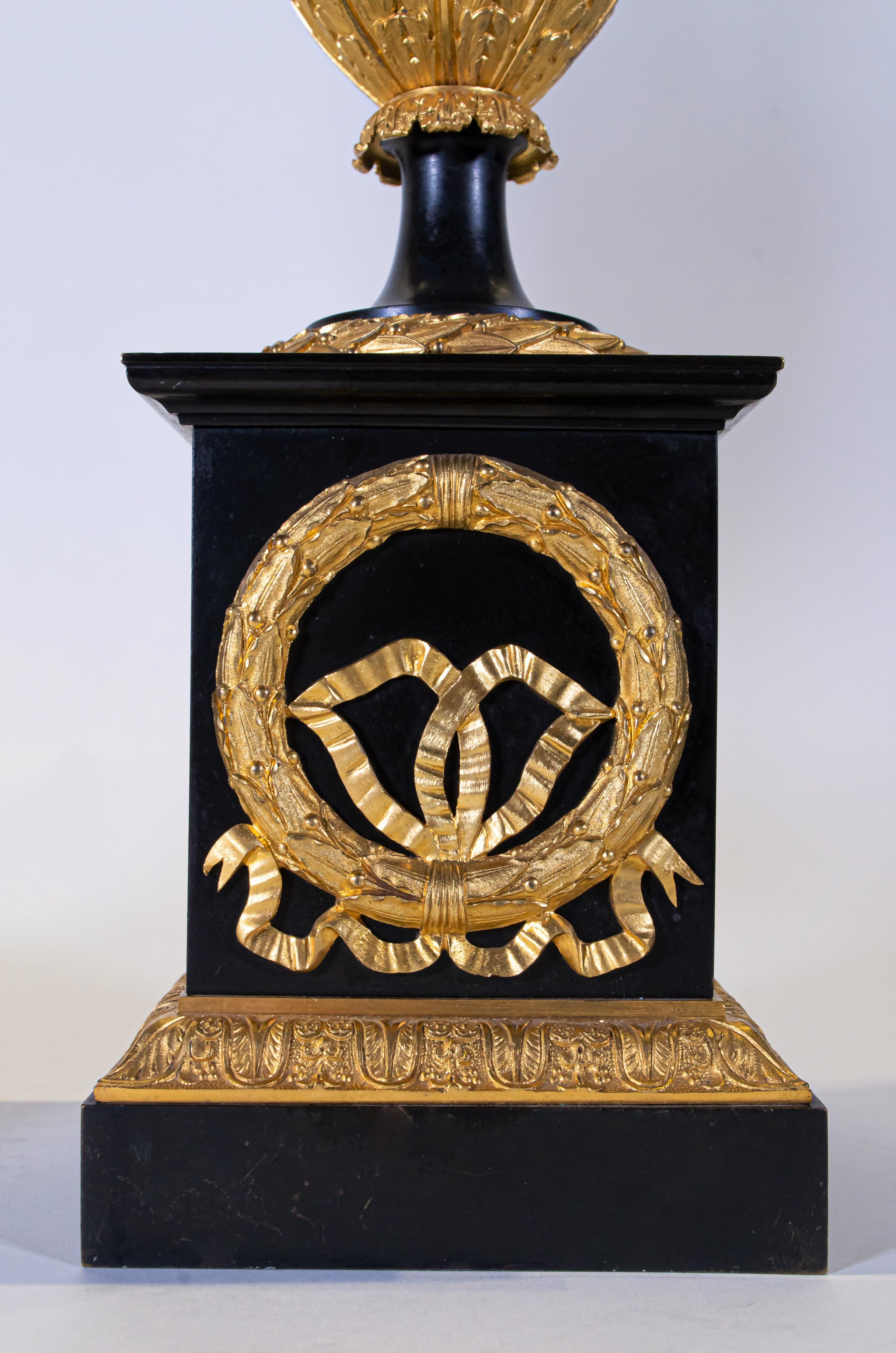 Paar neoklassizistische Urnen aus patinierter und vergoldeter Bronze mit Empire-Deckel, Neoklassizismus im Angebot 2