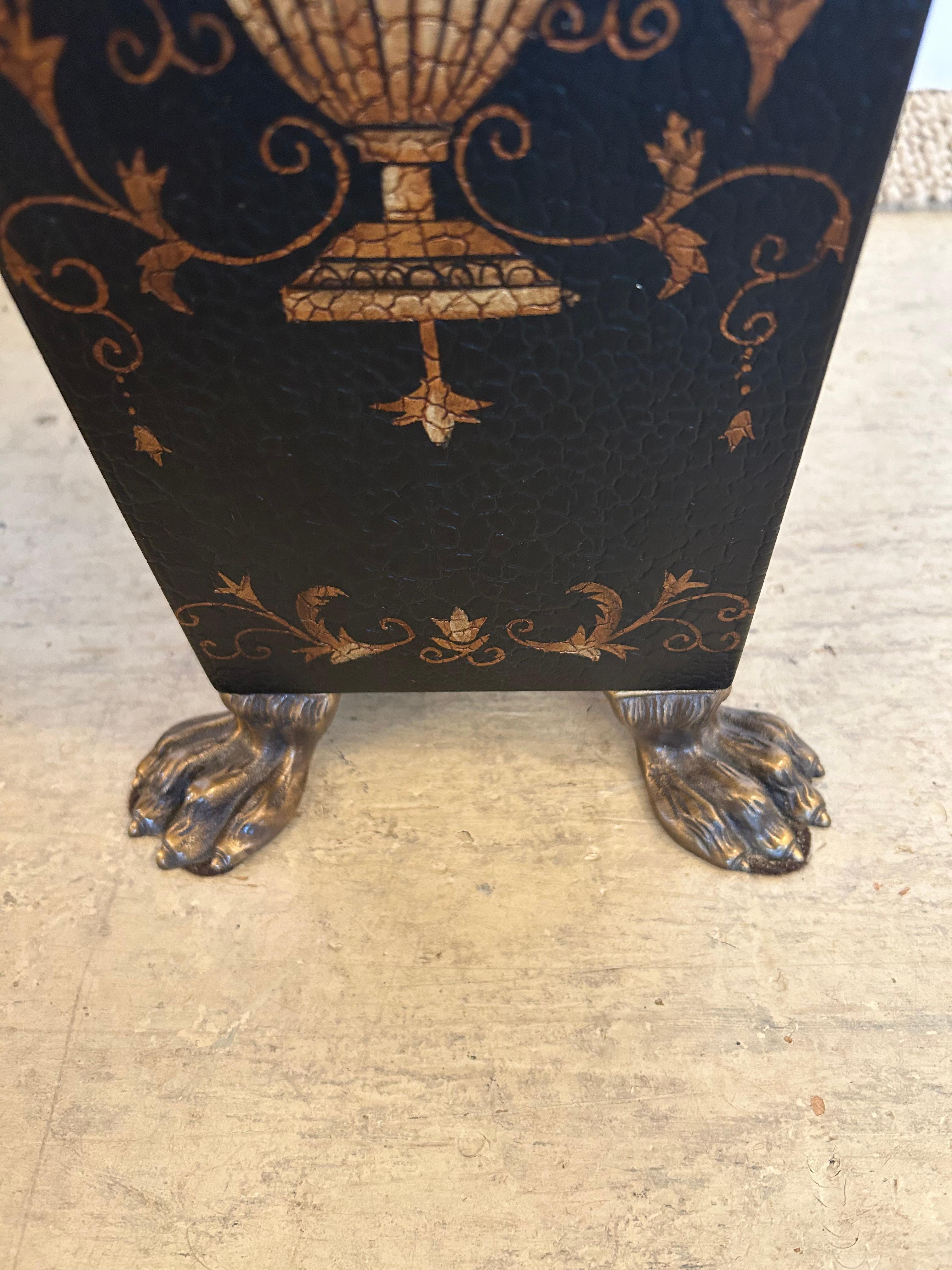 Américain Paire de lampes de table néoclassiques en Wildwood Lamps noir et or avec pieds en patte d'oie en vente