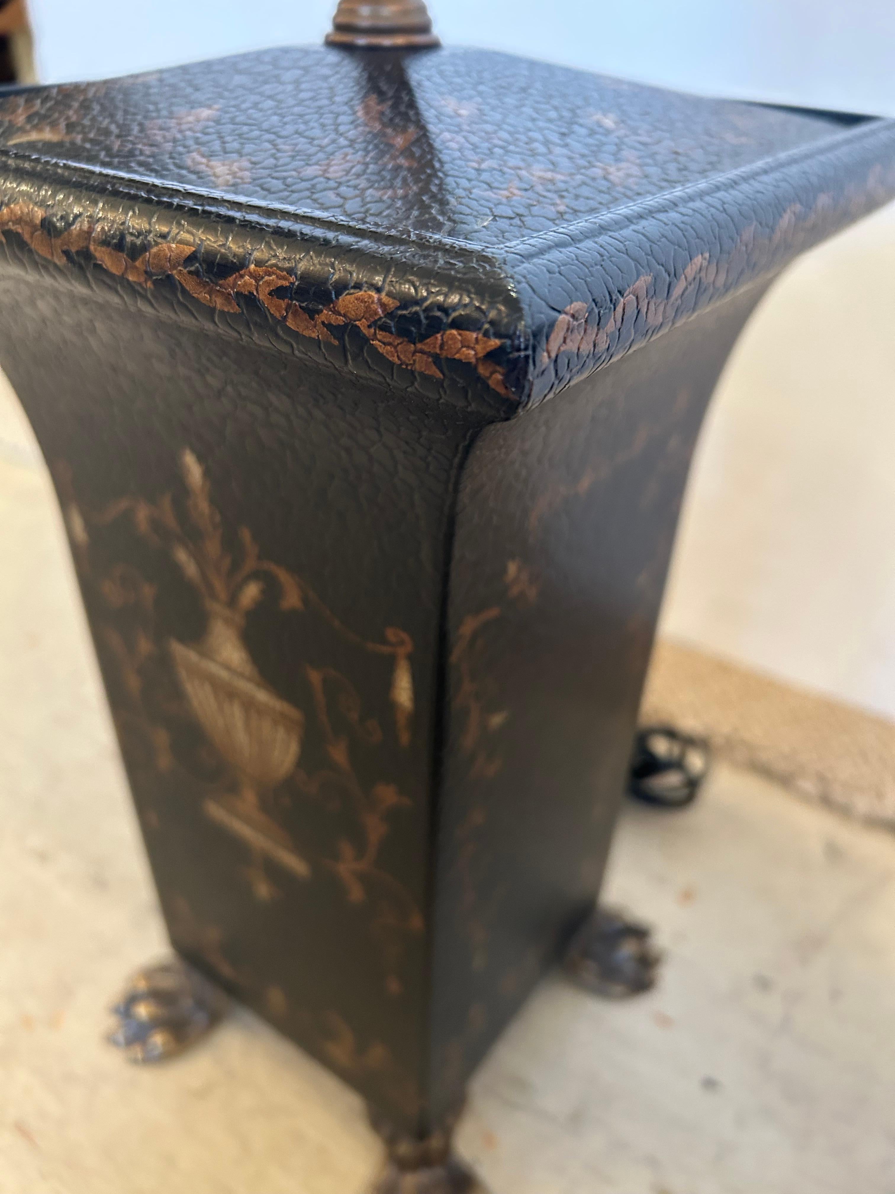 Fin du 20e siècle Paire de lampes de table néoclassiques en Wildwood Lamps noir et or avec pieds en patte d'oie en vente