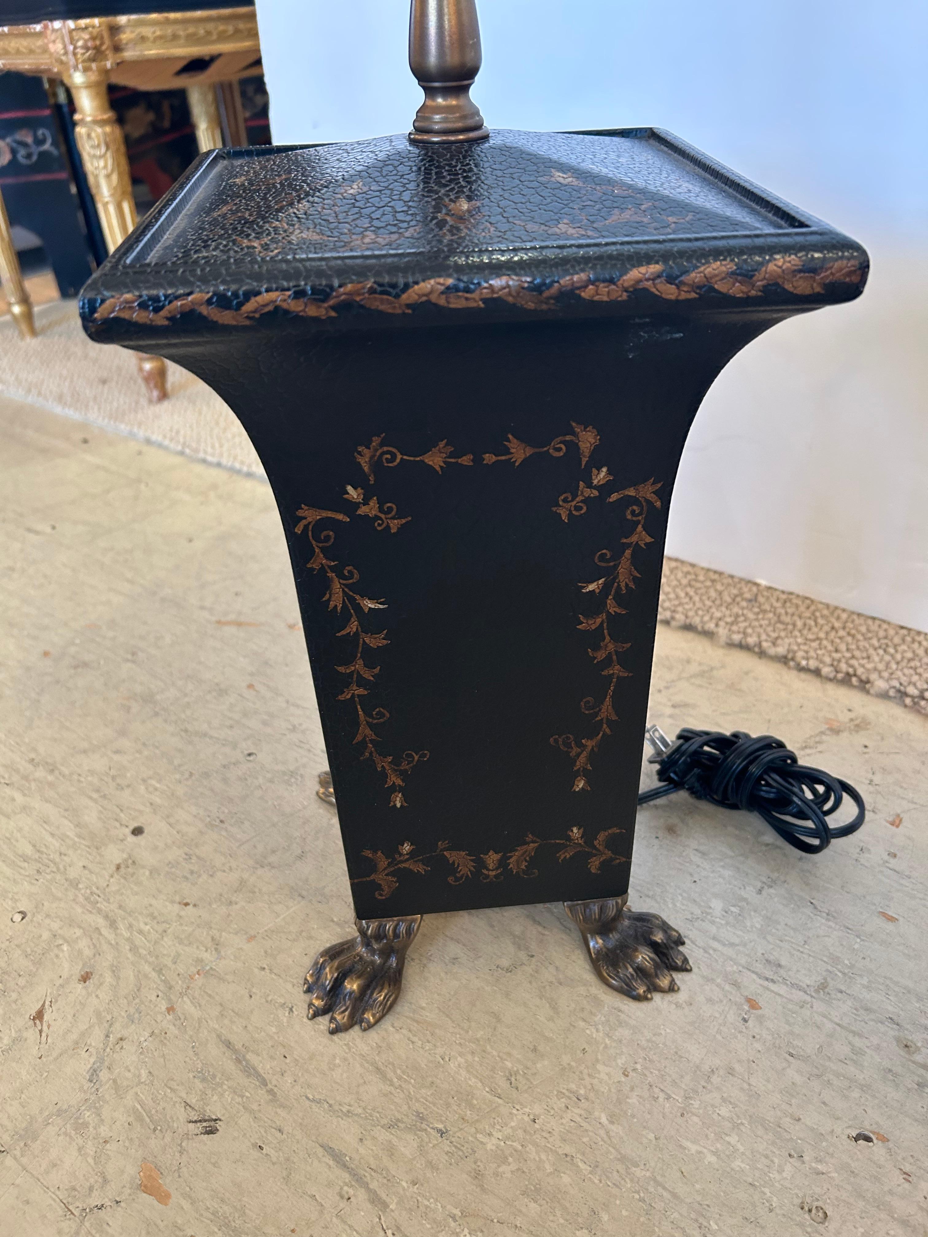 Métal Paire de lampes de table néoclassiques en Wildwood Lamps noir et or avec pieds en patte d'oie en vente