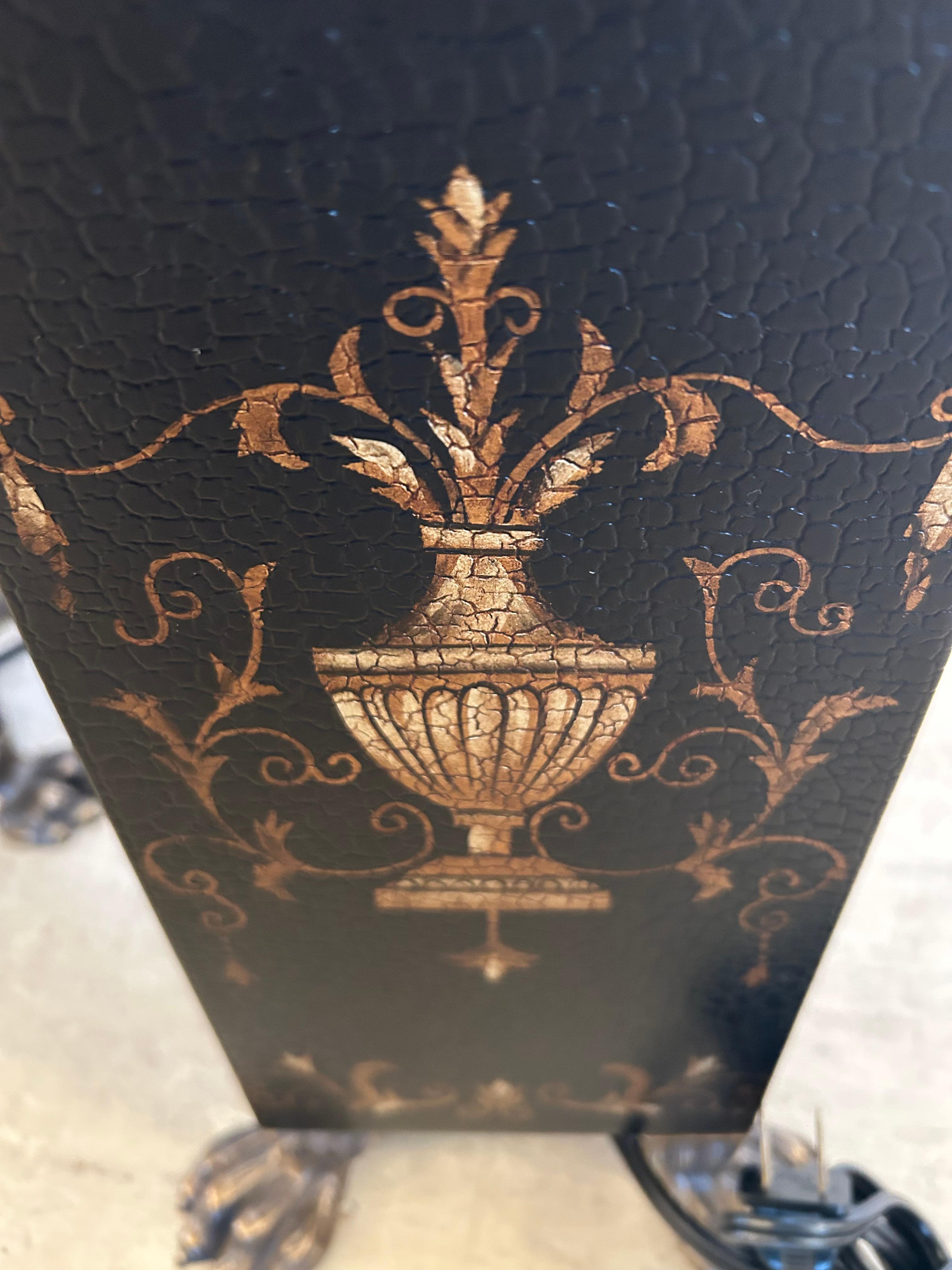 Paire de lampes de table néoclassiques en Wildwood Lamps noir et or avec pieds en patte d'oie en vente 1