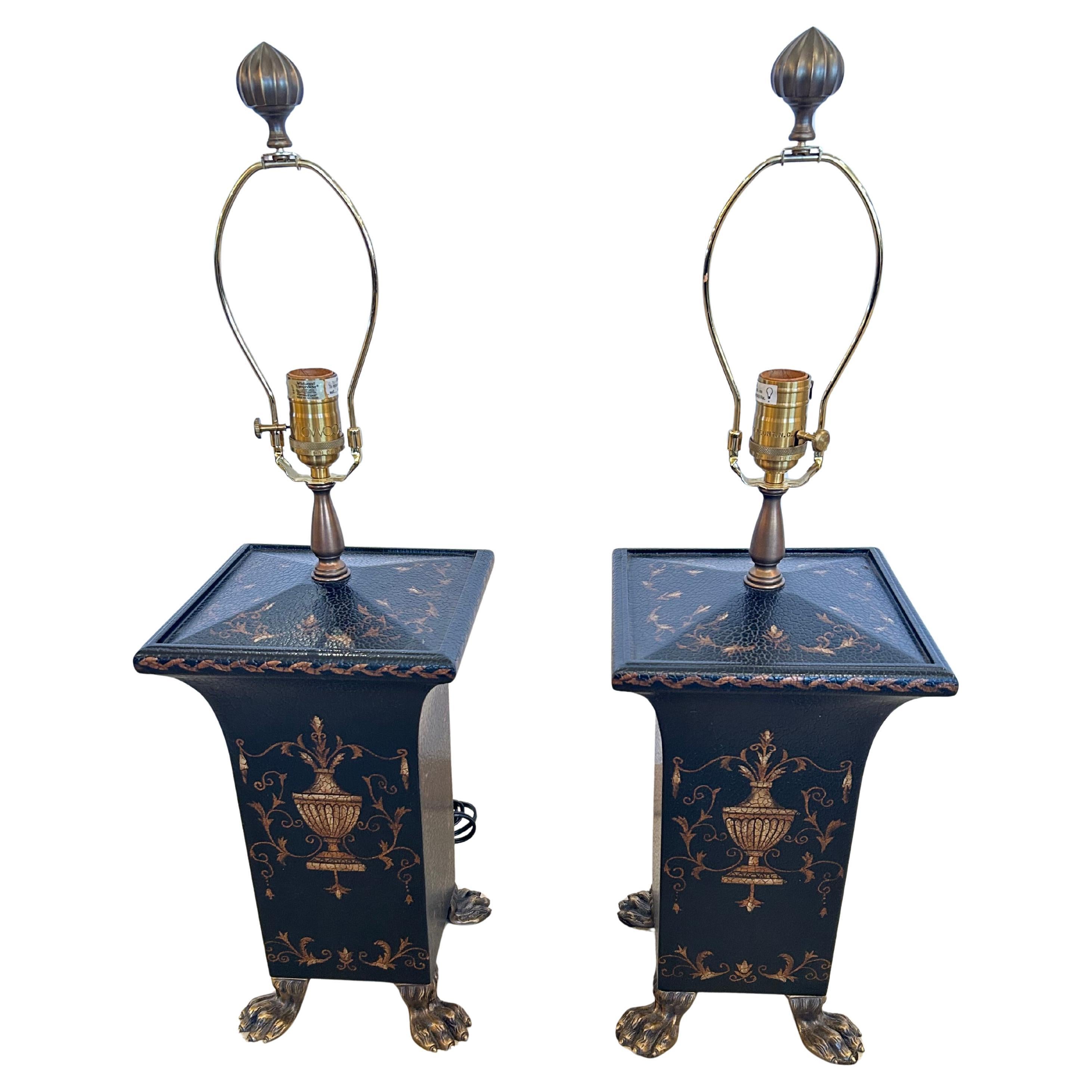 Coppia di lampade da tavolo neoclassiche in Wildwood Lamps nero e oro con piedi a zampa