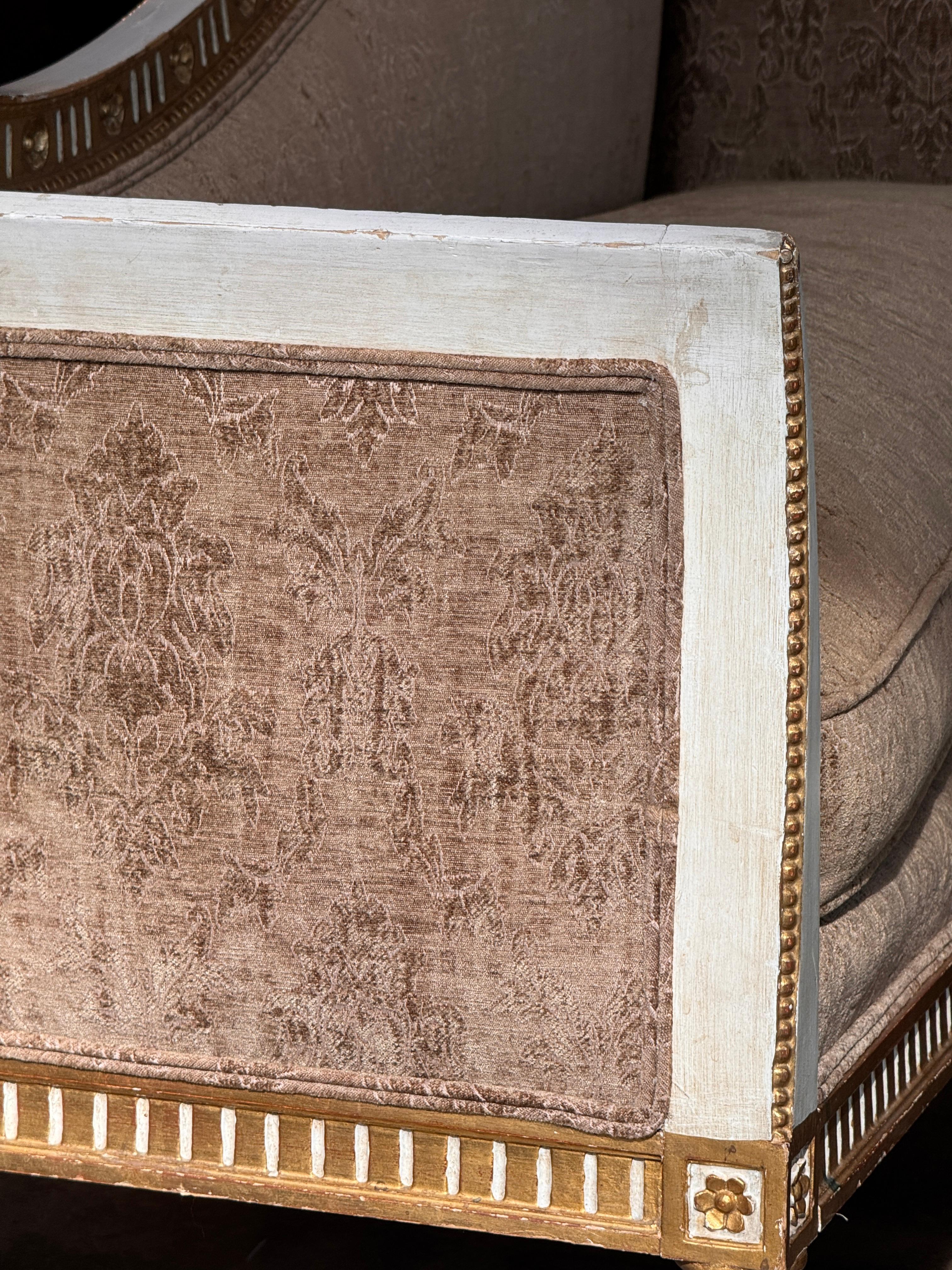 Divano neoclassico dorato a pacchi in vendita 4