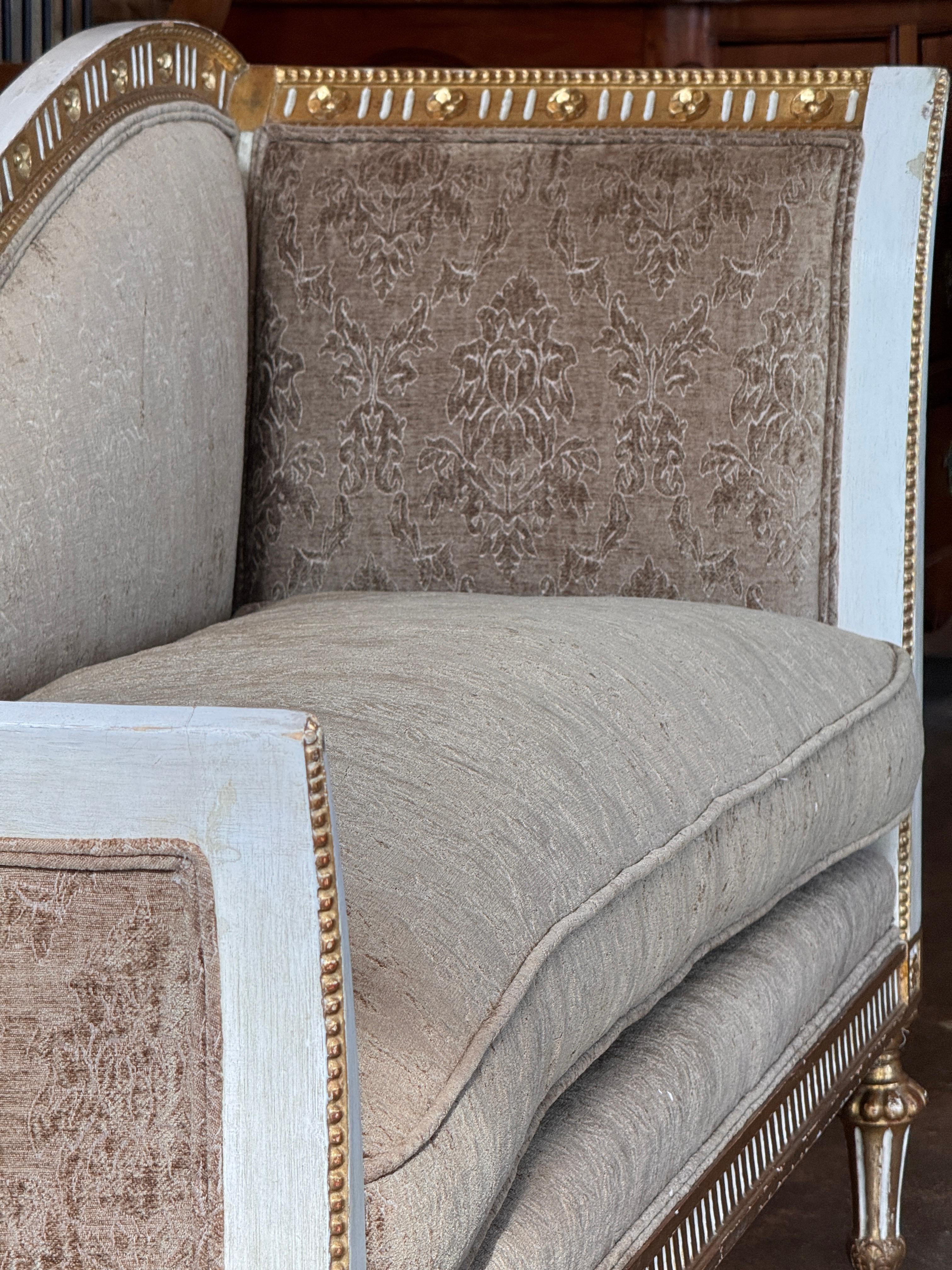 Divano neoclassico dorato a pacchi in vendita 5