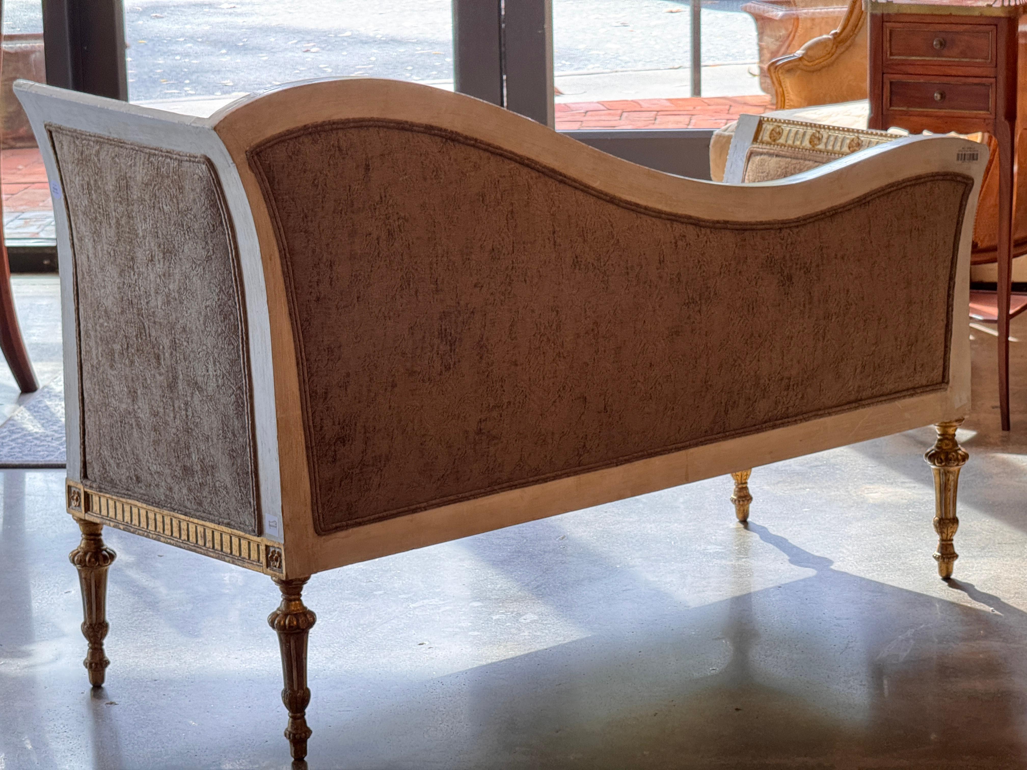 Divano neoclassico dorato a pacchi in vendita 6