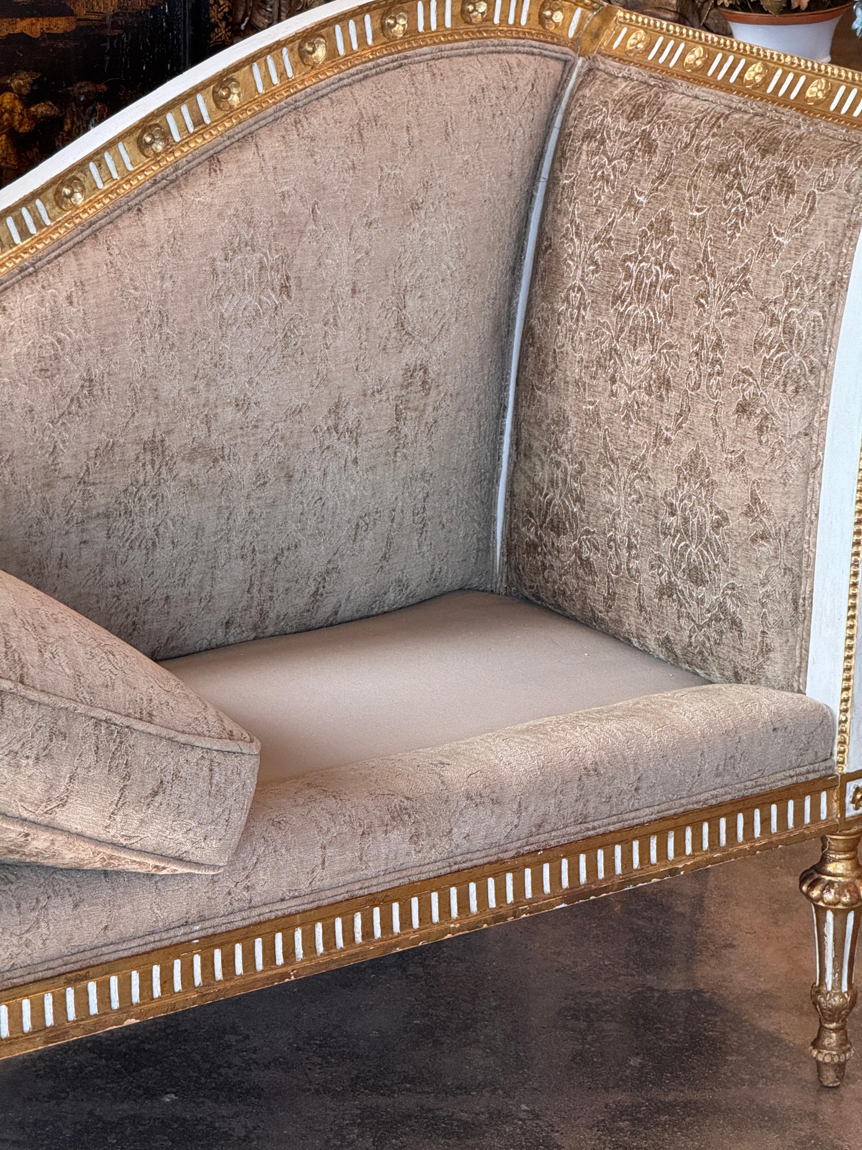 Divano neoclassico dorato a pacchi in vendita 7