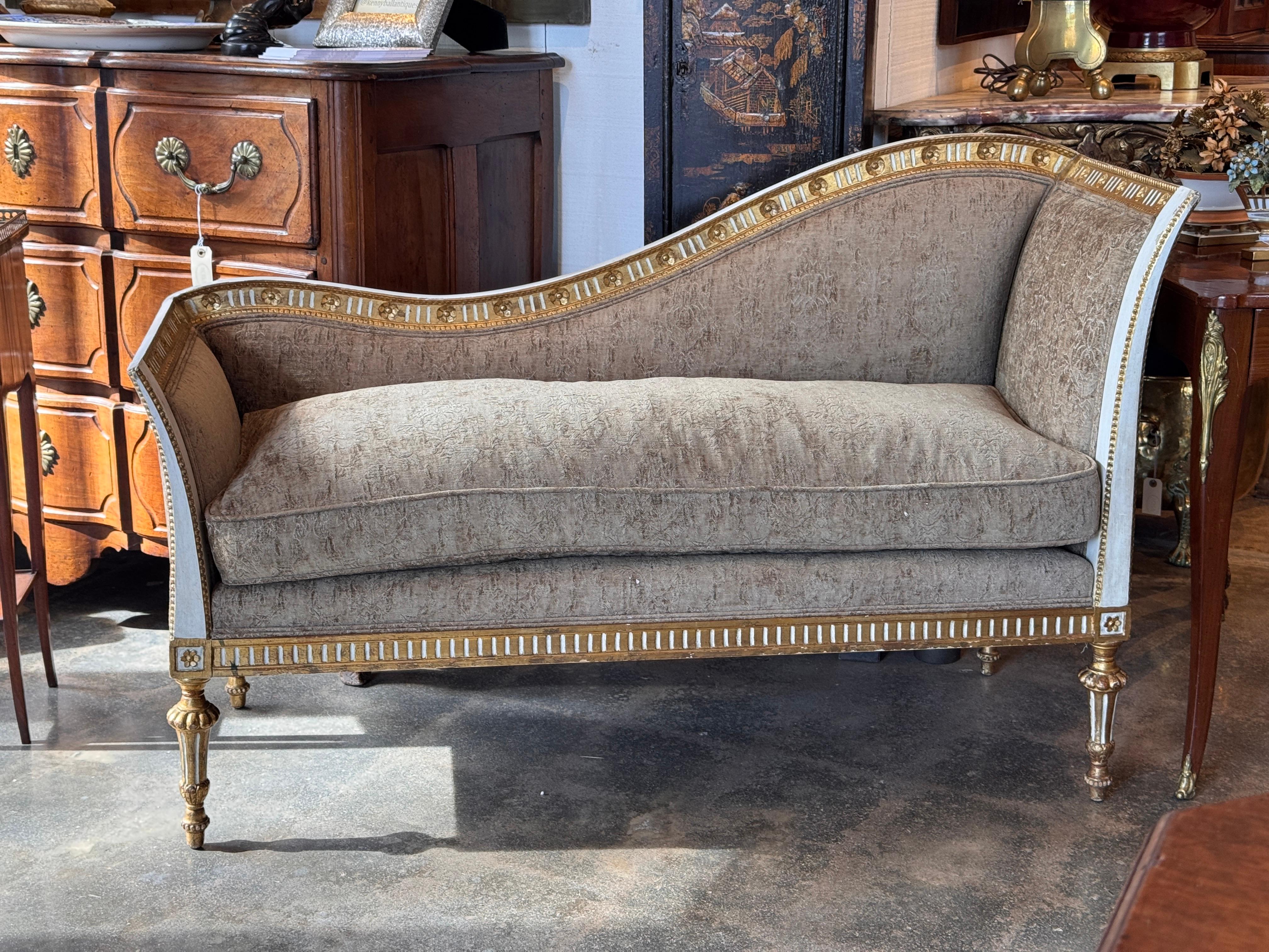 Francese Divano neoclassico dorato a pacchi in vendita