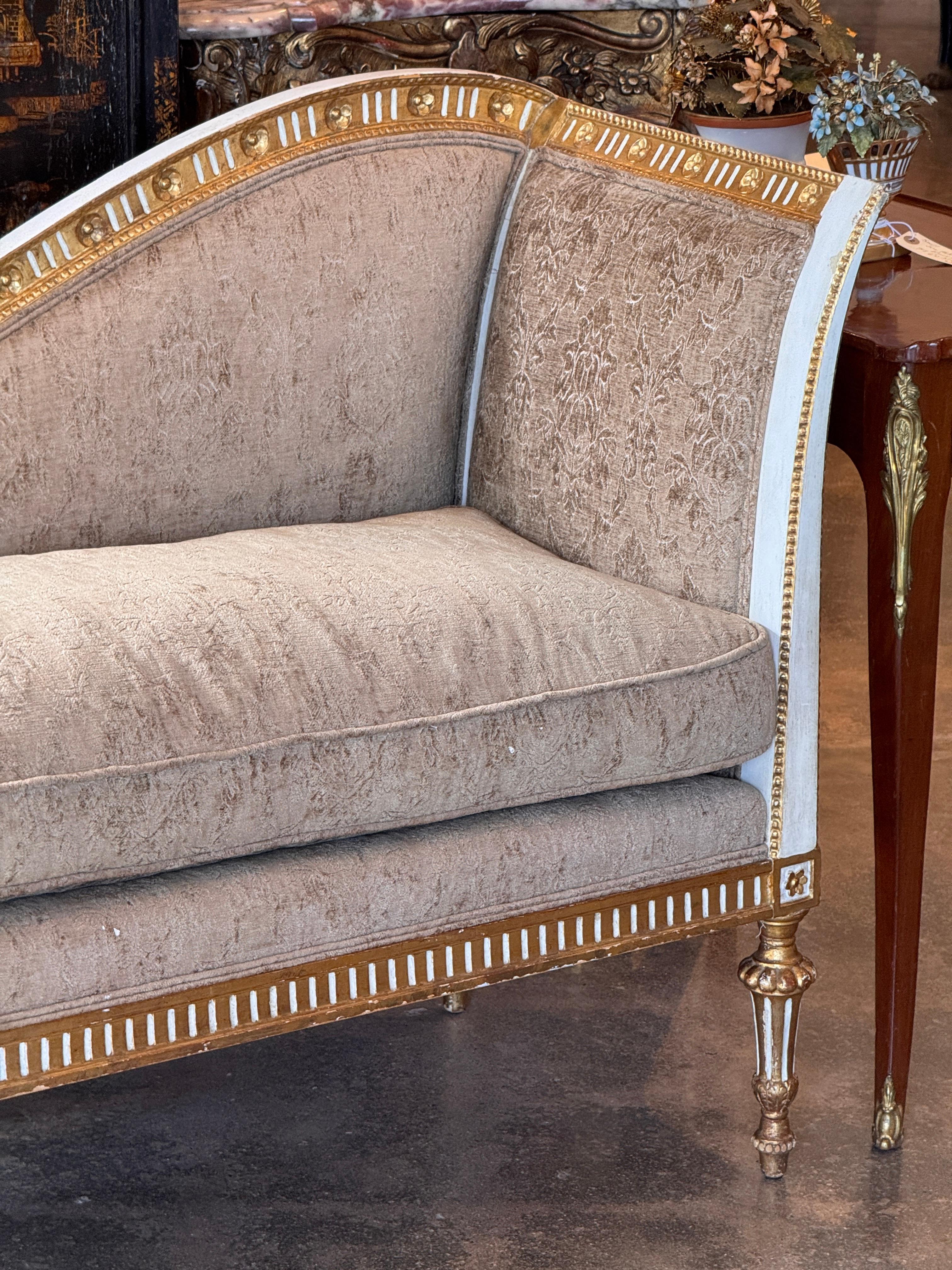 Divano neoclassico dorato a pacchi In condizioni buone in vendita a Charlottesville, VA