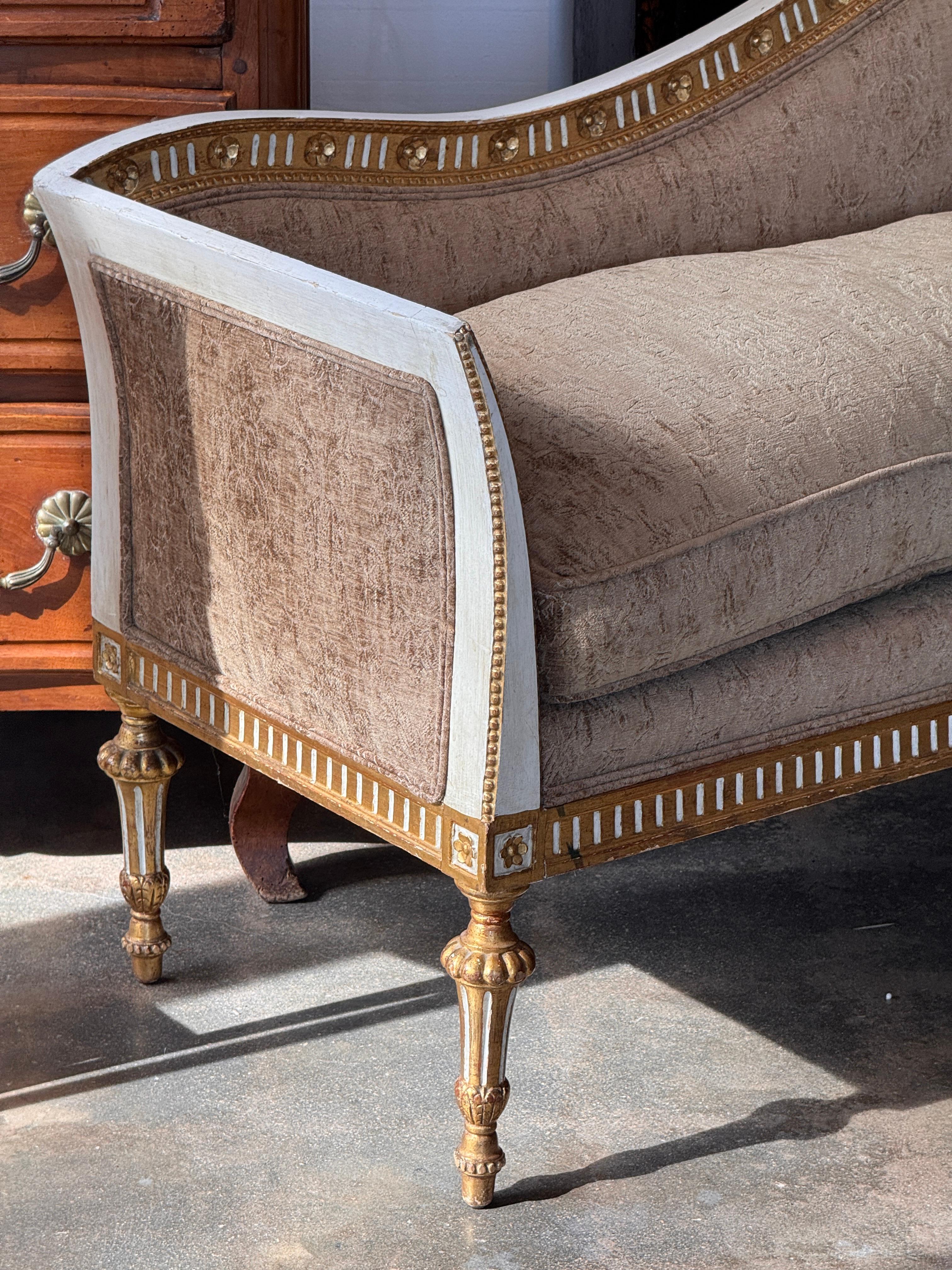 XIX secolo Divano neoclassico dorato a pacchi in vendita