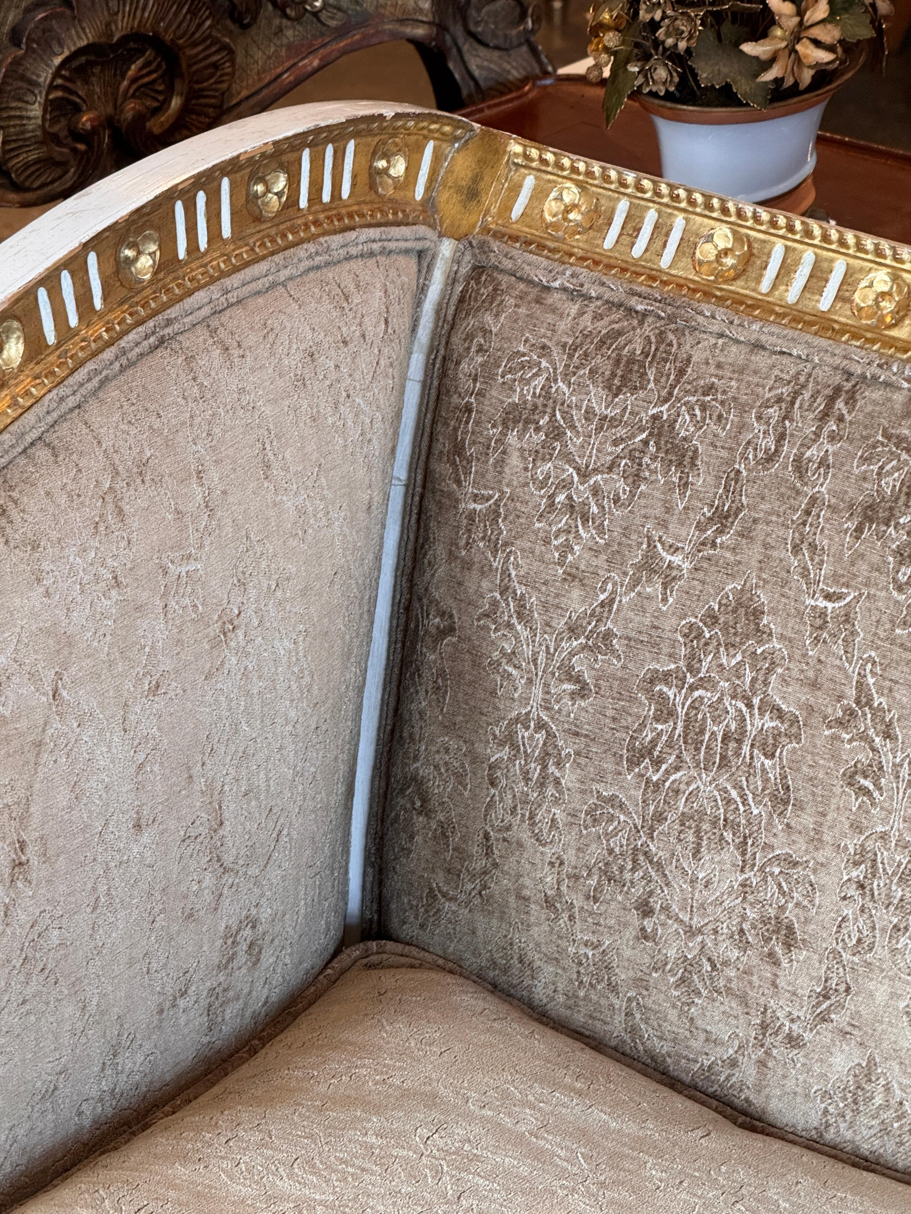 Tappezzeria Divano neoclassico dorato a pacchi in vendita