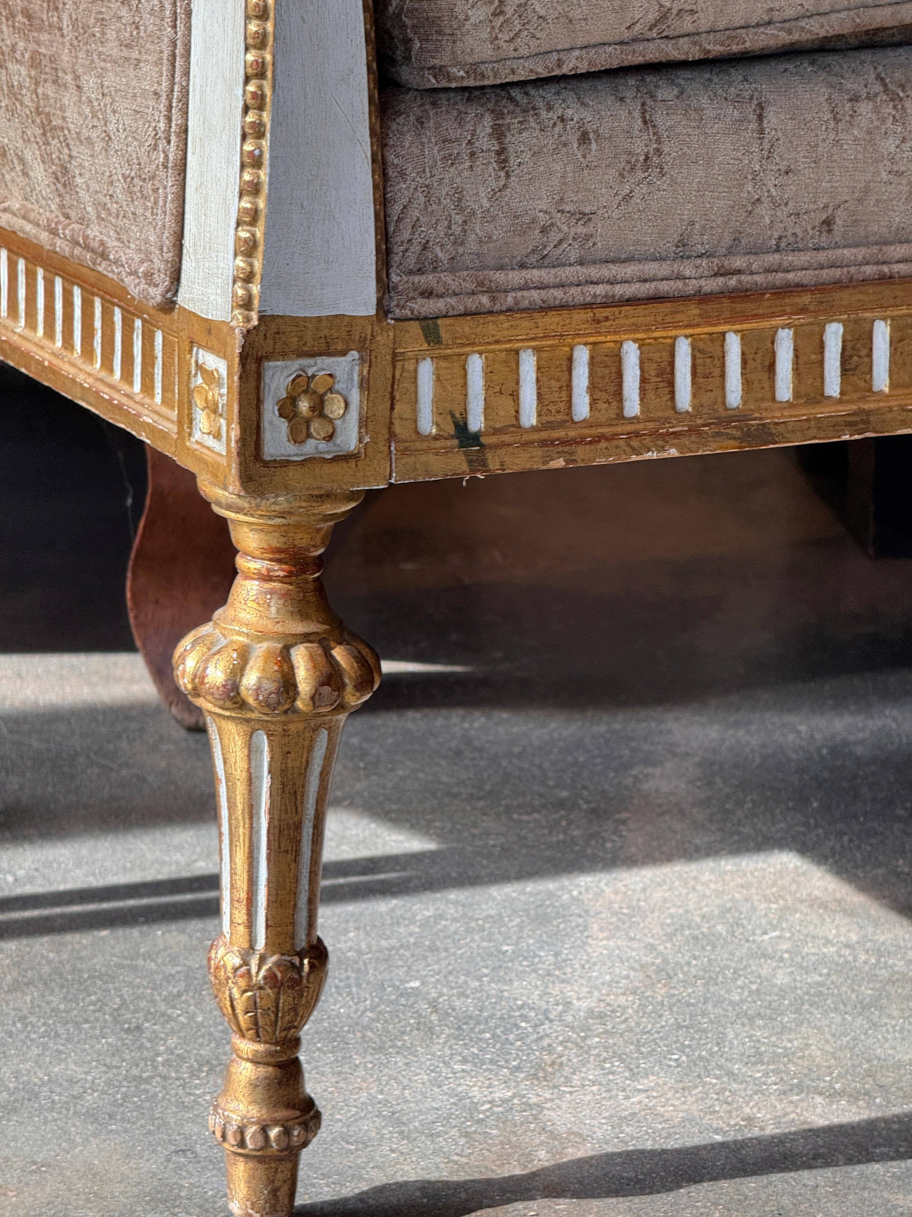 Divano neoclassico dorato a pacchi in vendita 1