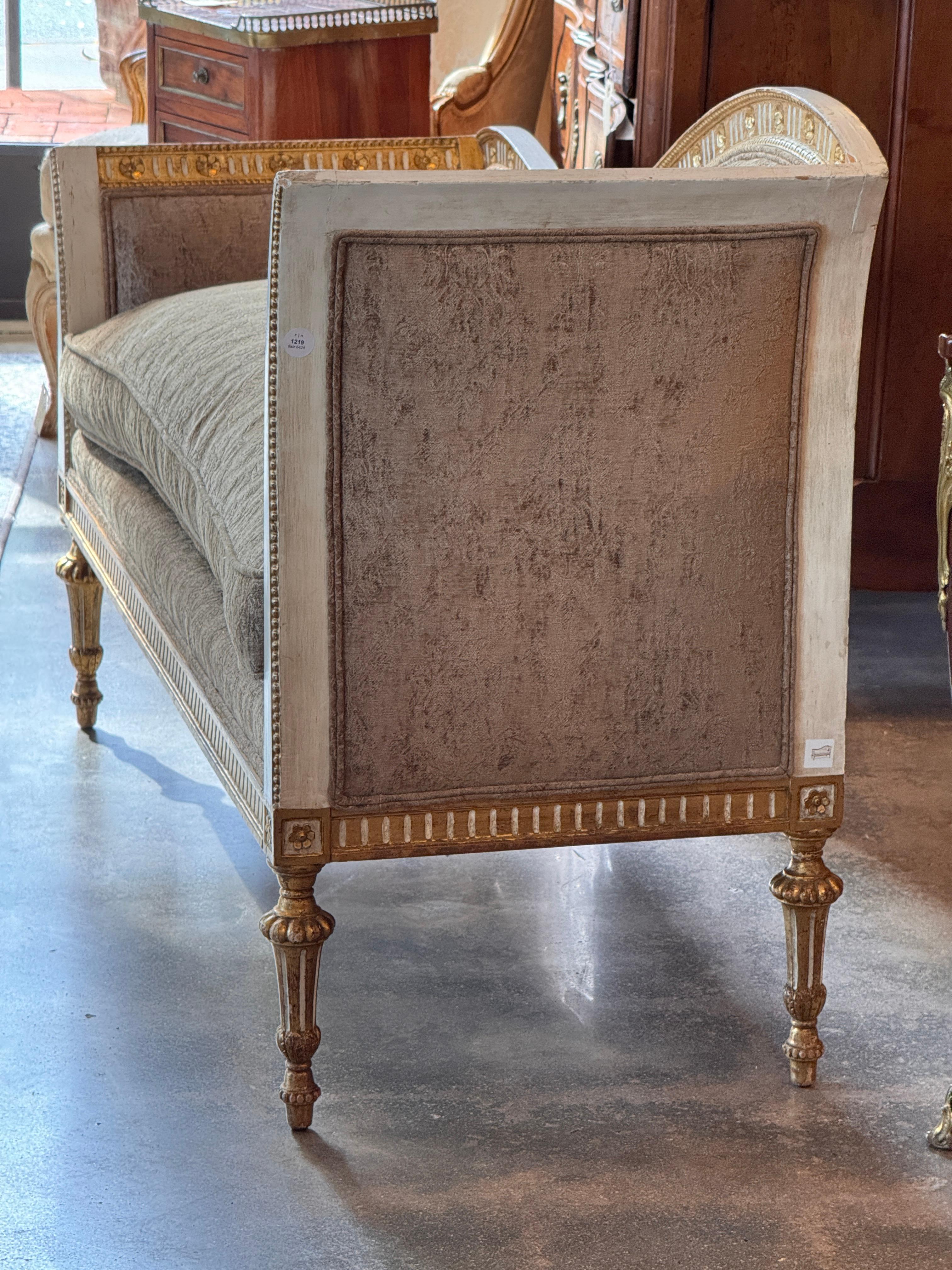 Divano neoclassico dorato a pacchi in vendita 2