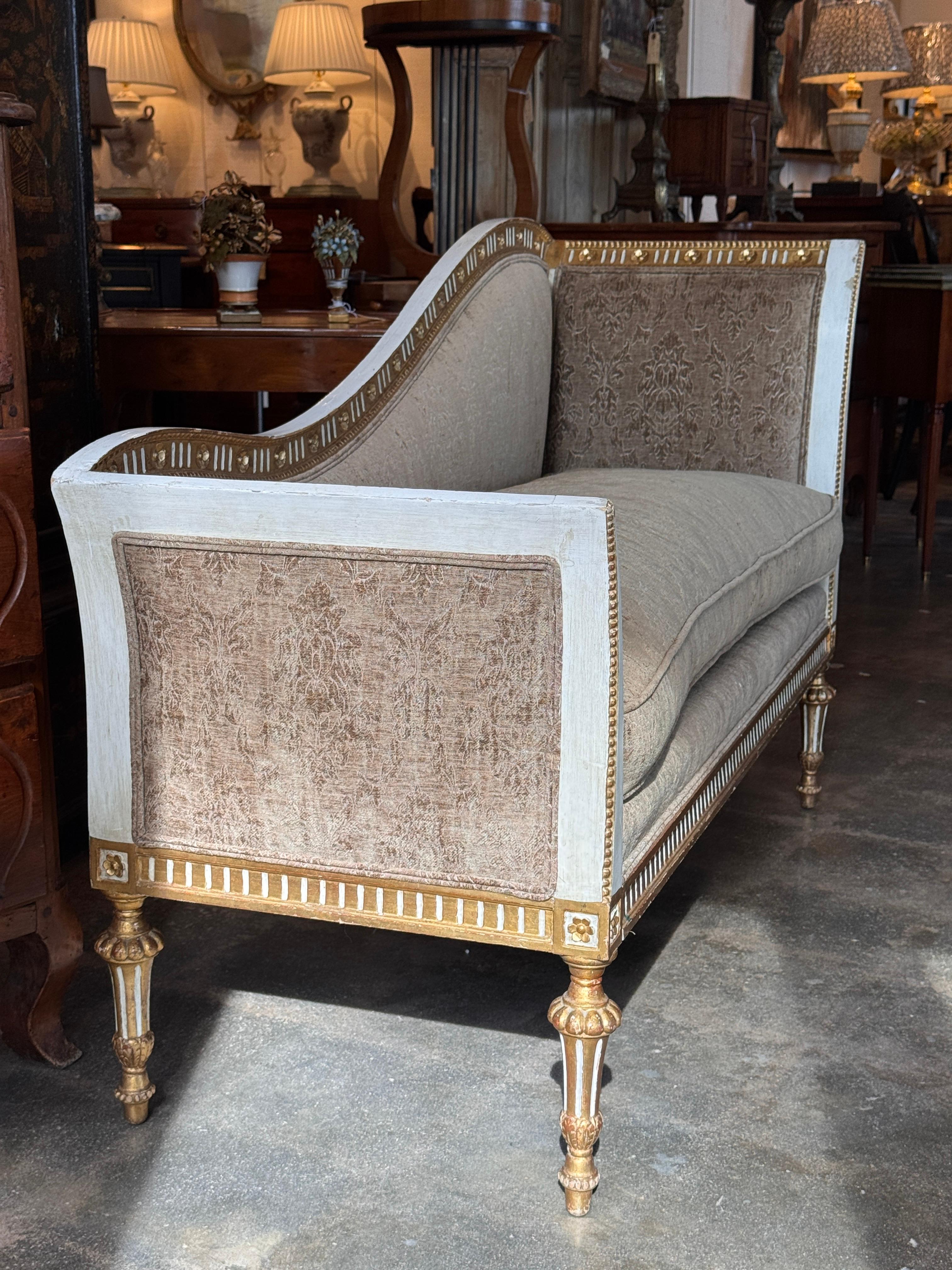 Divano neoclassico dorato a pacchi in vendita 3
