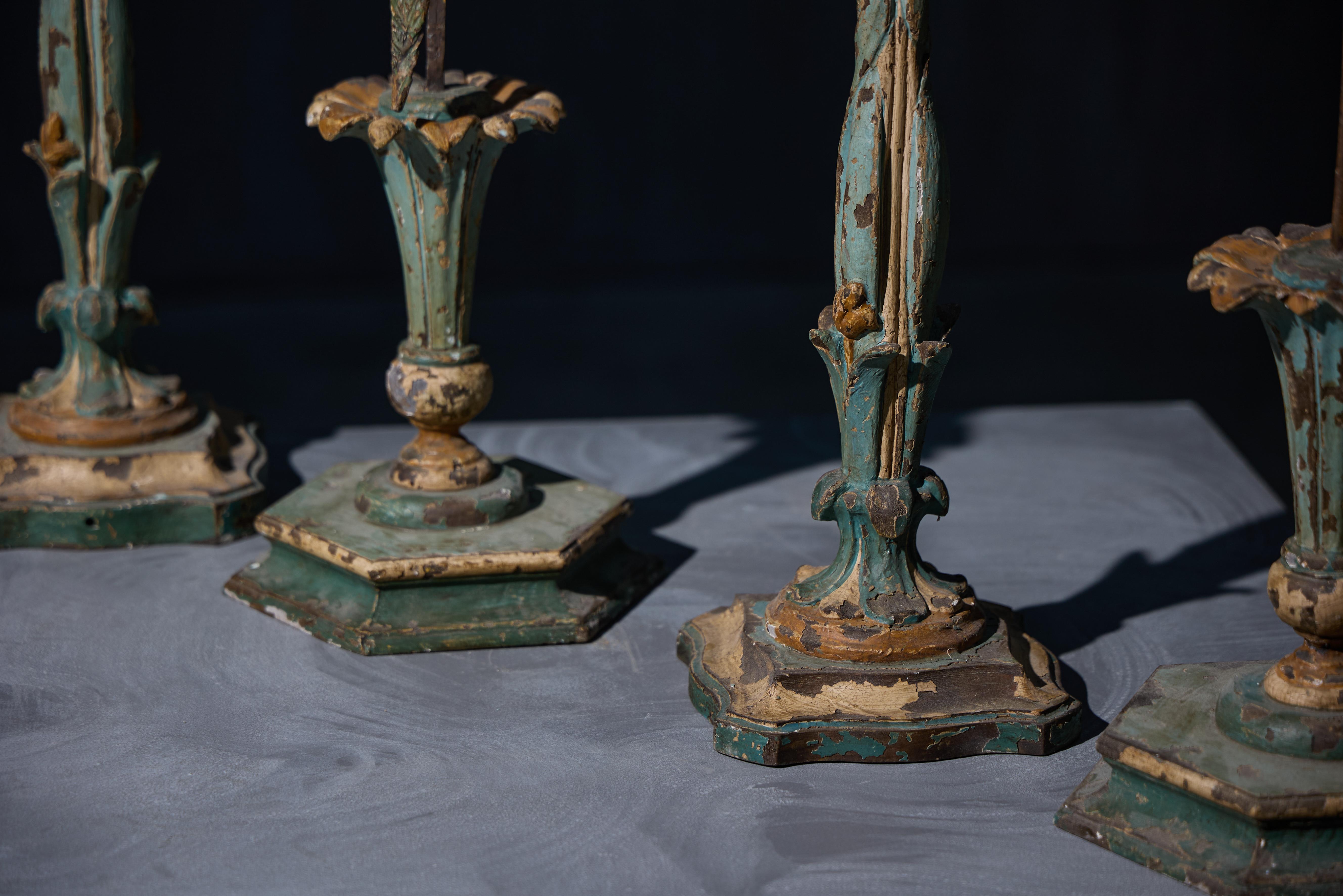 Legno Sculture neoclassiche di pappagalli su piedistalli, Italia, XIX secolo in vendita