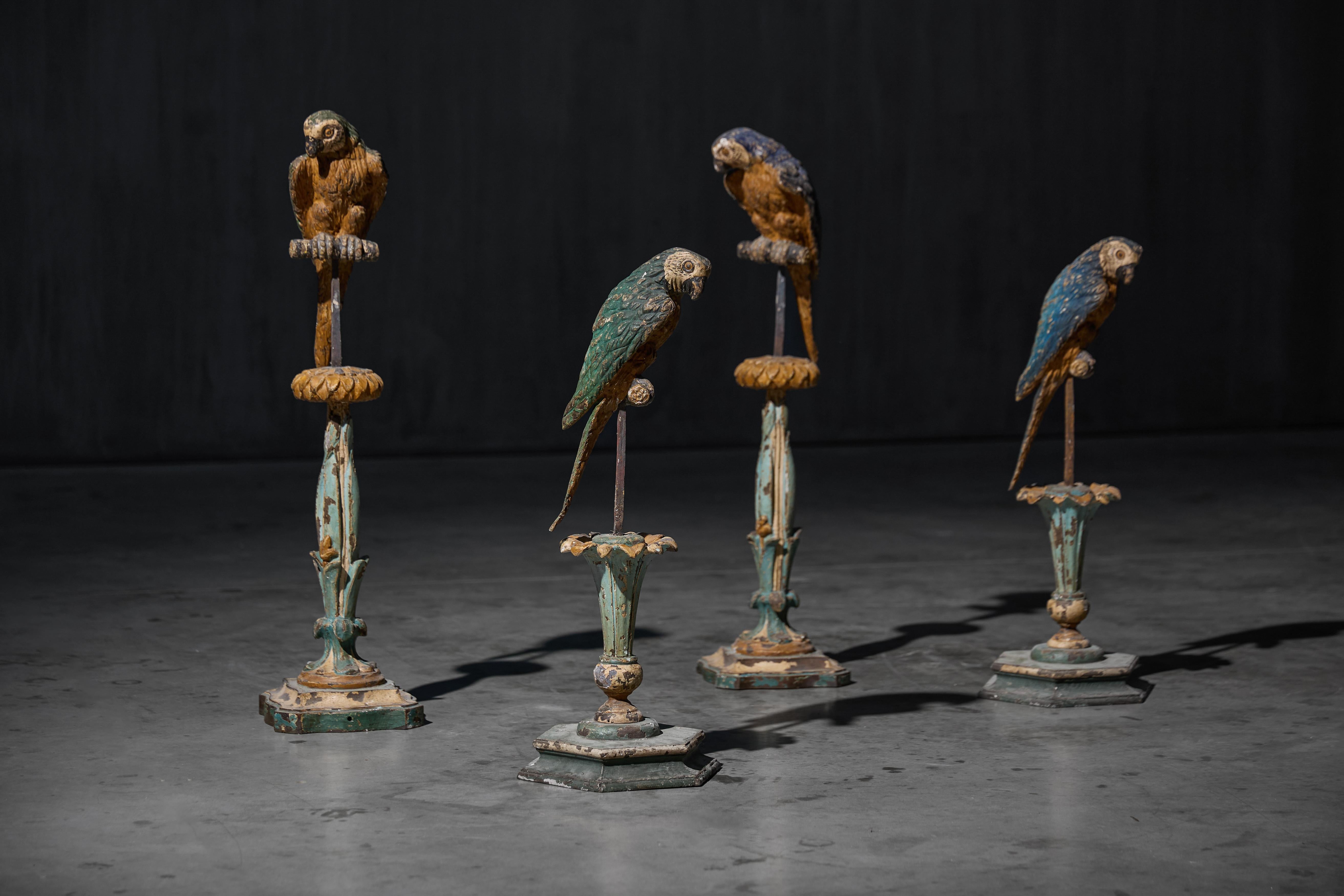 Sculture neoclassiche di pappagalli su piedistalli, Italia, XIX secolo in vendita 1