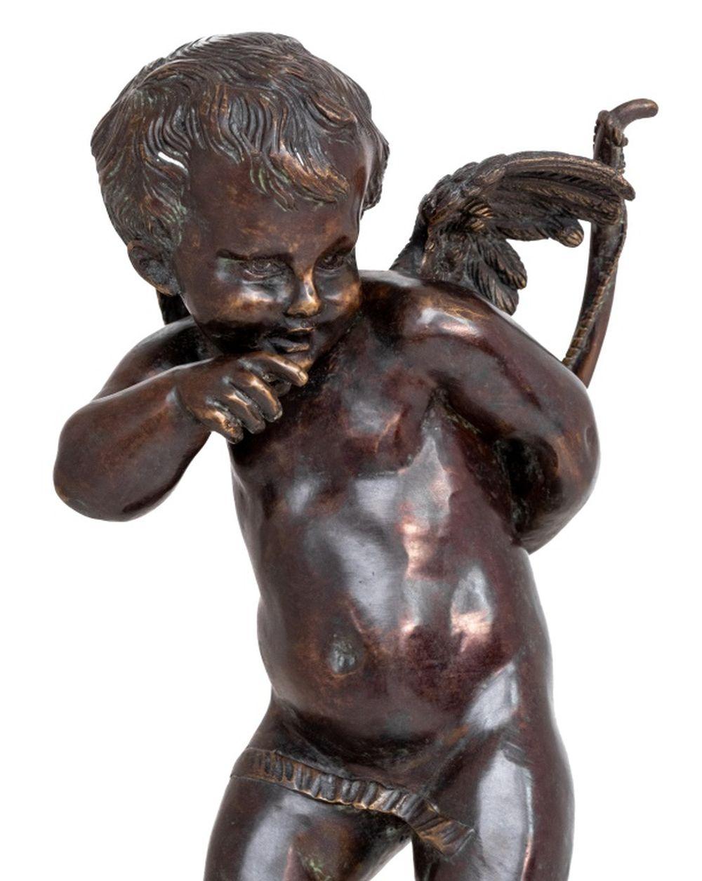 Figura di Cupido in bronzo patinato neoclassico, XX secolo, la figura in piedi tiene l'arco con la faretra ai piedi, su un basamento in gesso scanalato dipinto a finto legno. Complessivamente: 24