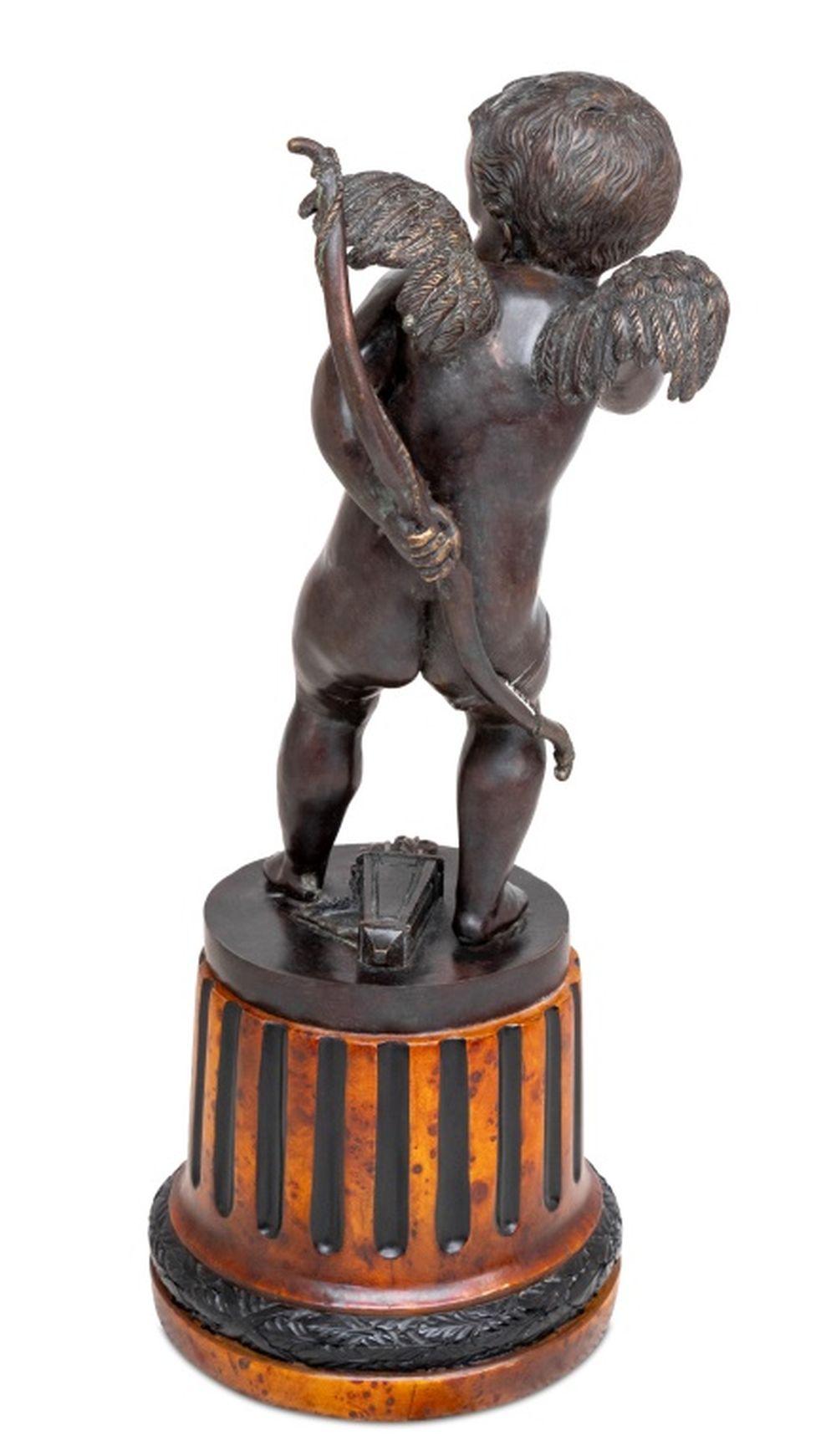 Patinato Figura neoclassica di Cupido in bronzo patinato in vendita