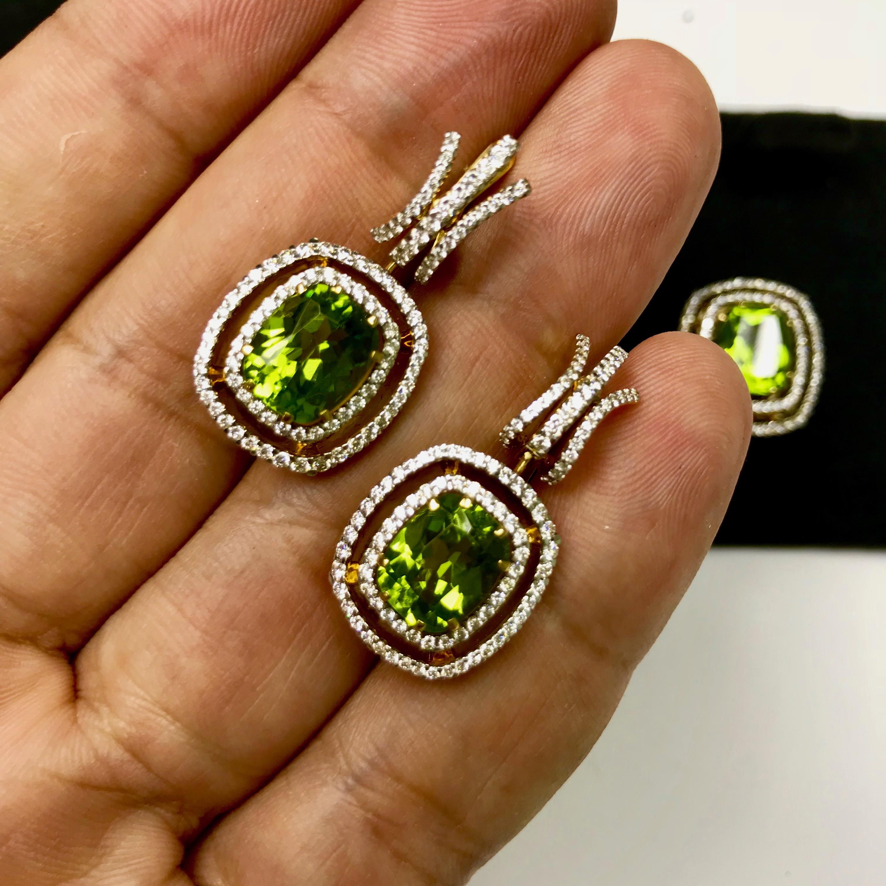 NeoClassical 7,24 carat pair of Peridot and 1.50 carat of Diamond 18 Karat Yellow Gold Earring. With nice texture. 
Also accompanied by Ring LU116414707781

15.8x33.1x9 mm
11.0 gm