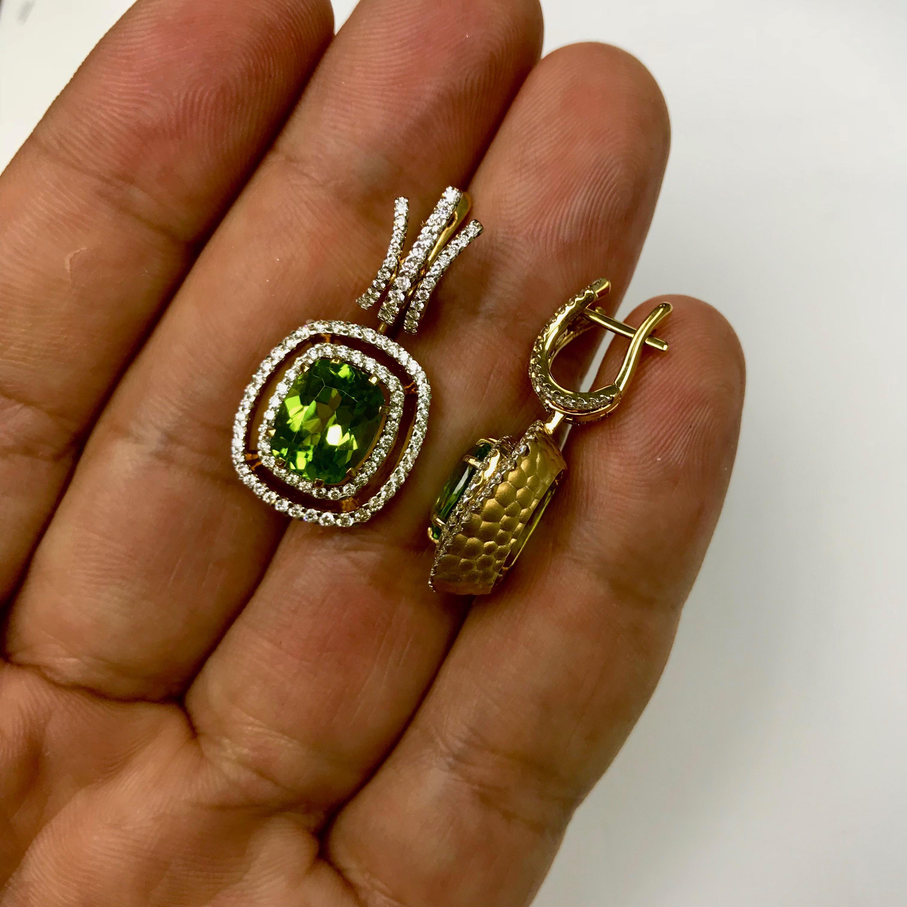 Neoclassical Peridot Diamond 18 Karat Yellow Gold Earring For Sale 1
