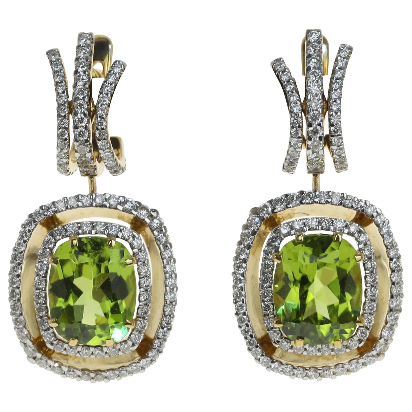 Boucles d'oreilles néoclassiques en or jaune 18 carats avec péridots et diamants