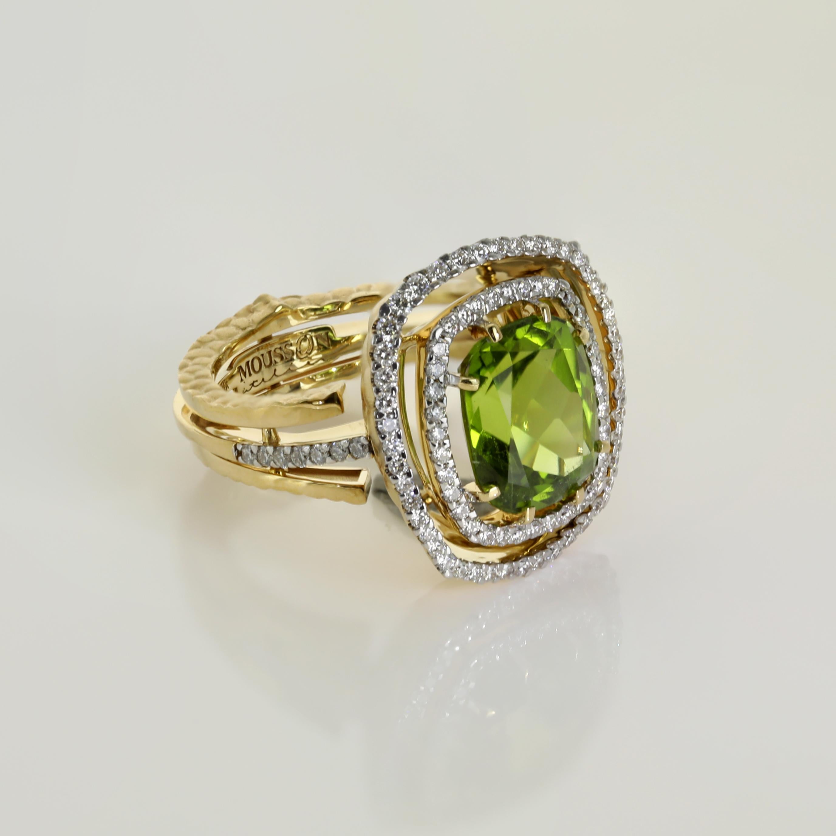 NeoClassical 5,23 carat Peridot and 0.72 carat of Diamond 18 Karat Yellow Gold Ring. With nice texture.
Also accompanied by earrings LU116414707801

18x20.3x29 mm
11.97 gm

US Size 8.0
EU Size 56 1/2