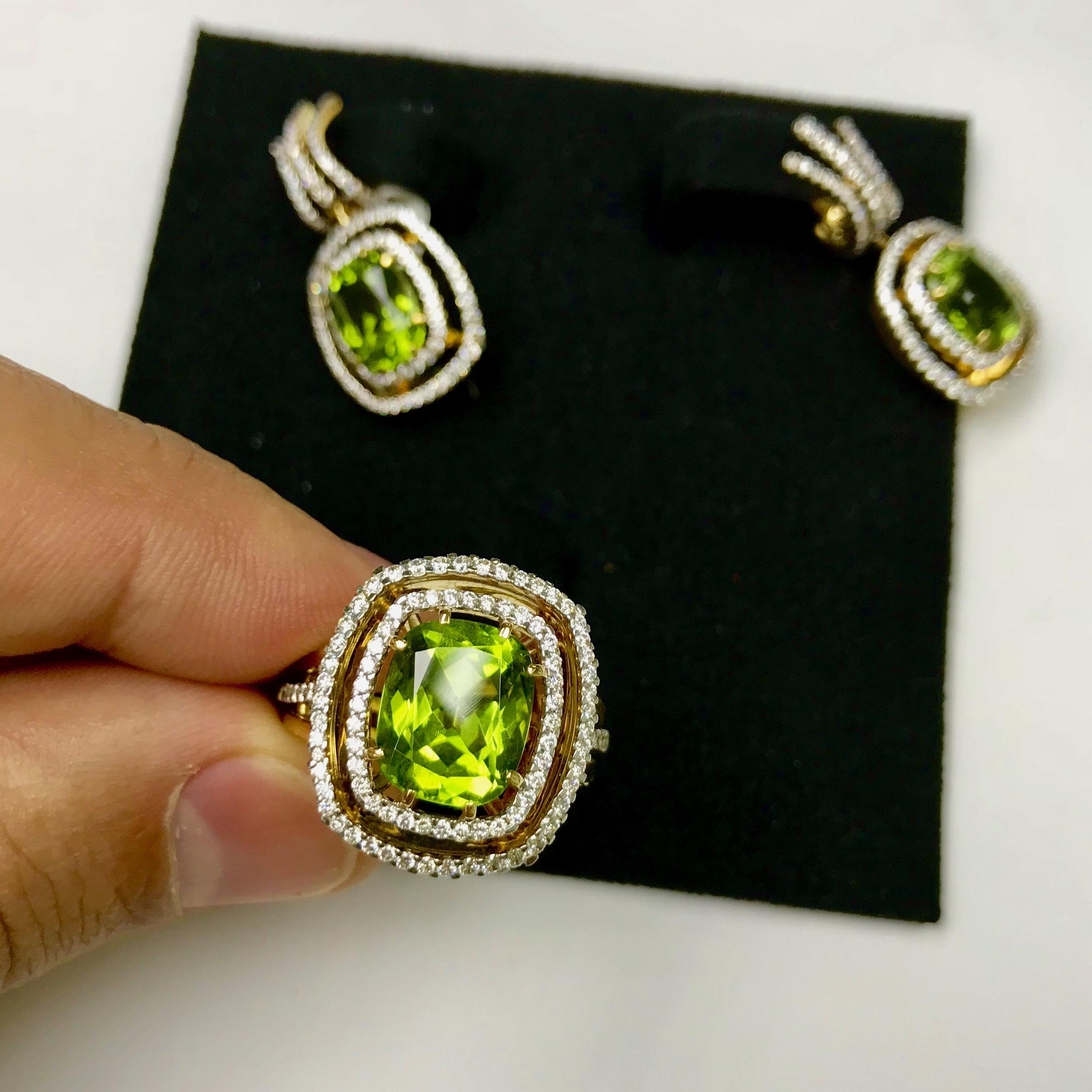 Neoclassical Peridot Diamond 18 Karat Yellow Gold Ring In New Condition For Sale In Bangkok, TH