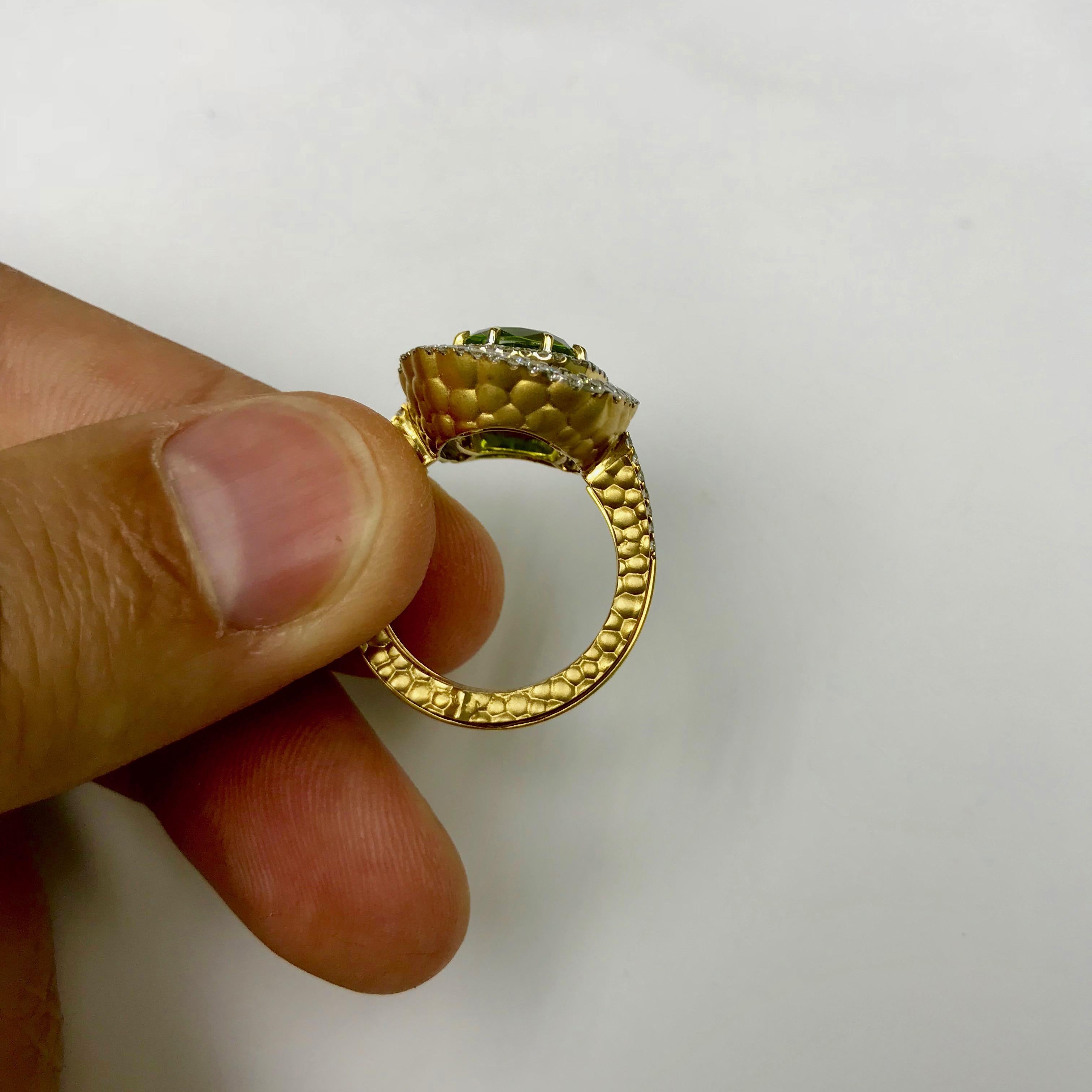 Women's Neoclassical Peridot Diamond 18 Karat Yellow Gold Ring For Sale