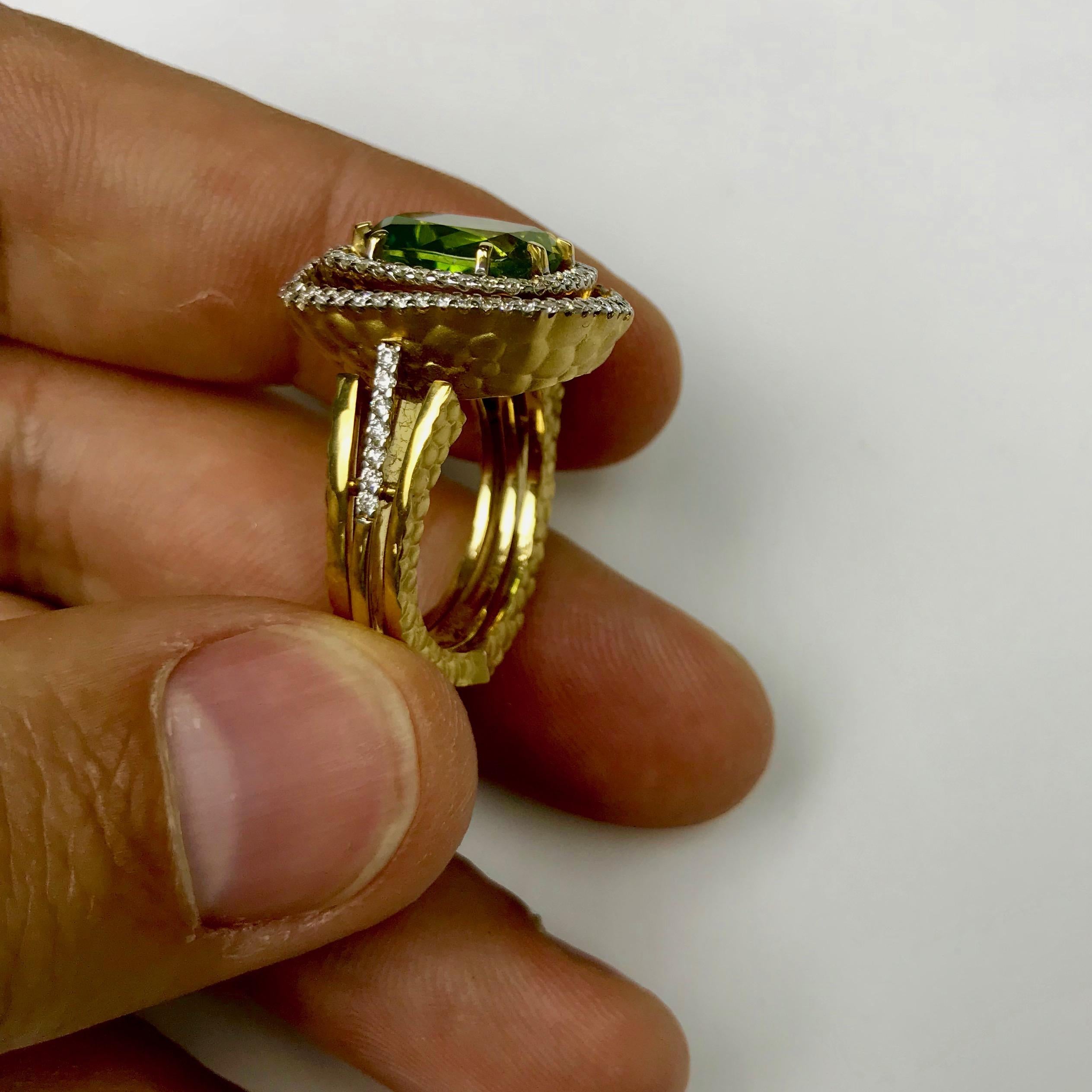Neoclassical Peridot Diamond 18 Karat Yellow Gold Ring For Sale 1