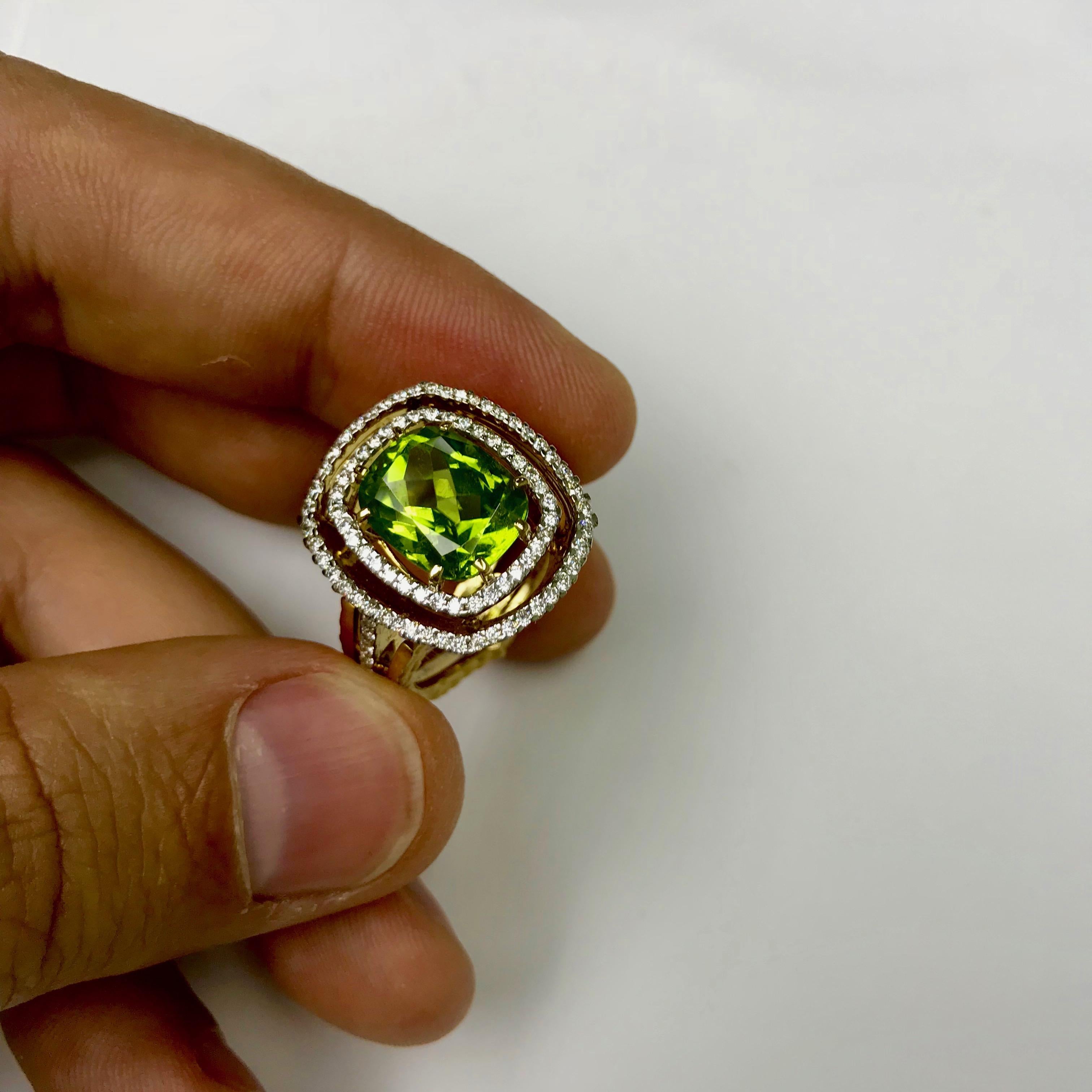Neoclassical Peridot Diamond 18 Karat Yellow Gold Ring For Sale 2