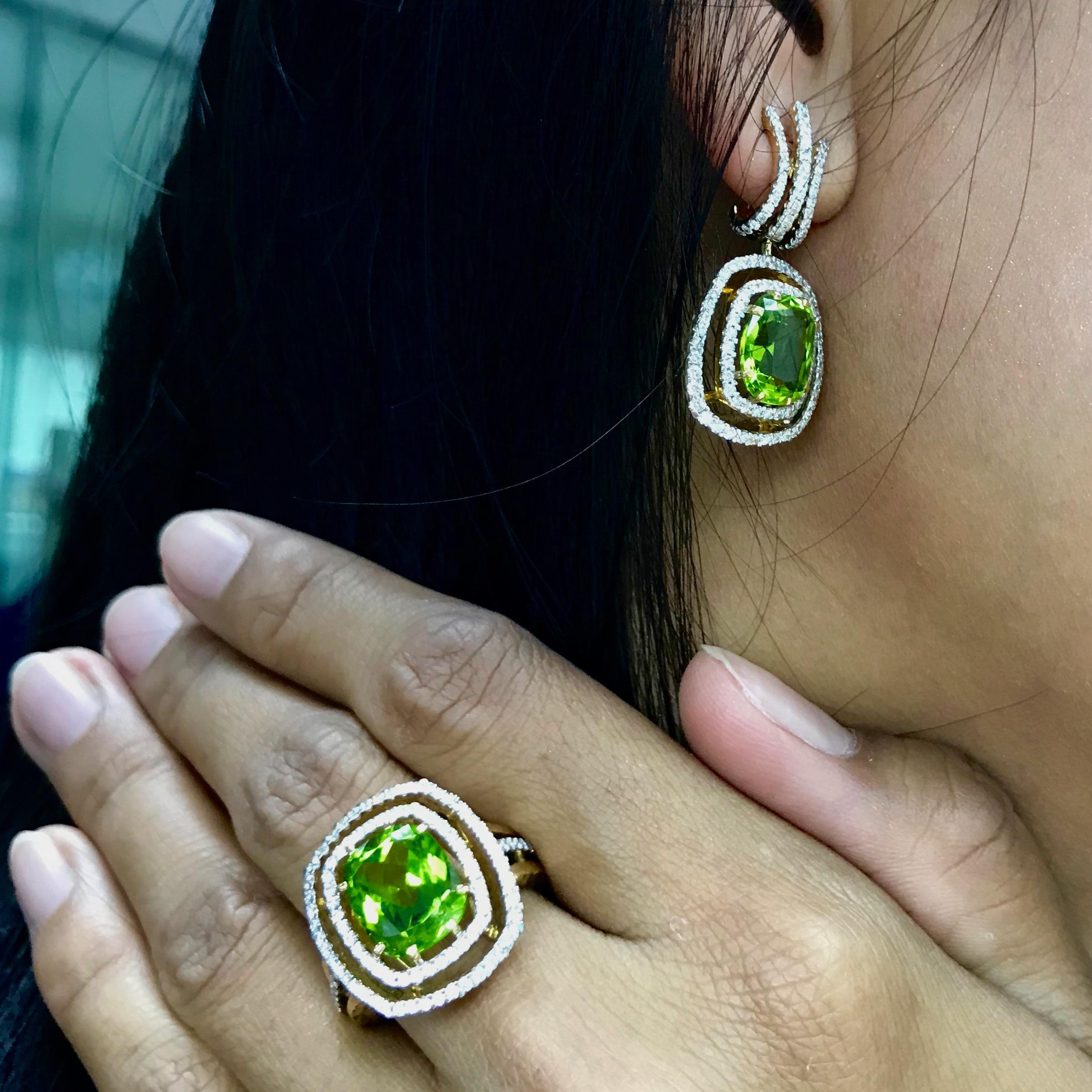 Neoclassical Peridot Diamond 18 Karat Yellow Gold Ring 3