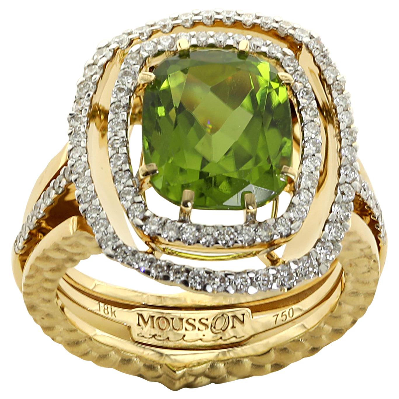 Neoclassical Peridot Diamond 18 Karat Yellow Gold Ring For Sale